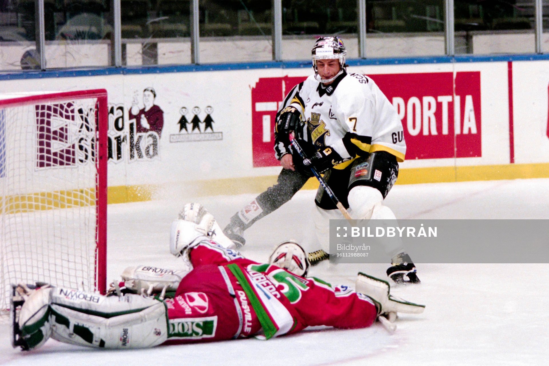 Stefan Gustavsson, AIK fri med frölundas målvakt Mikael