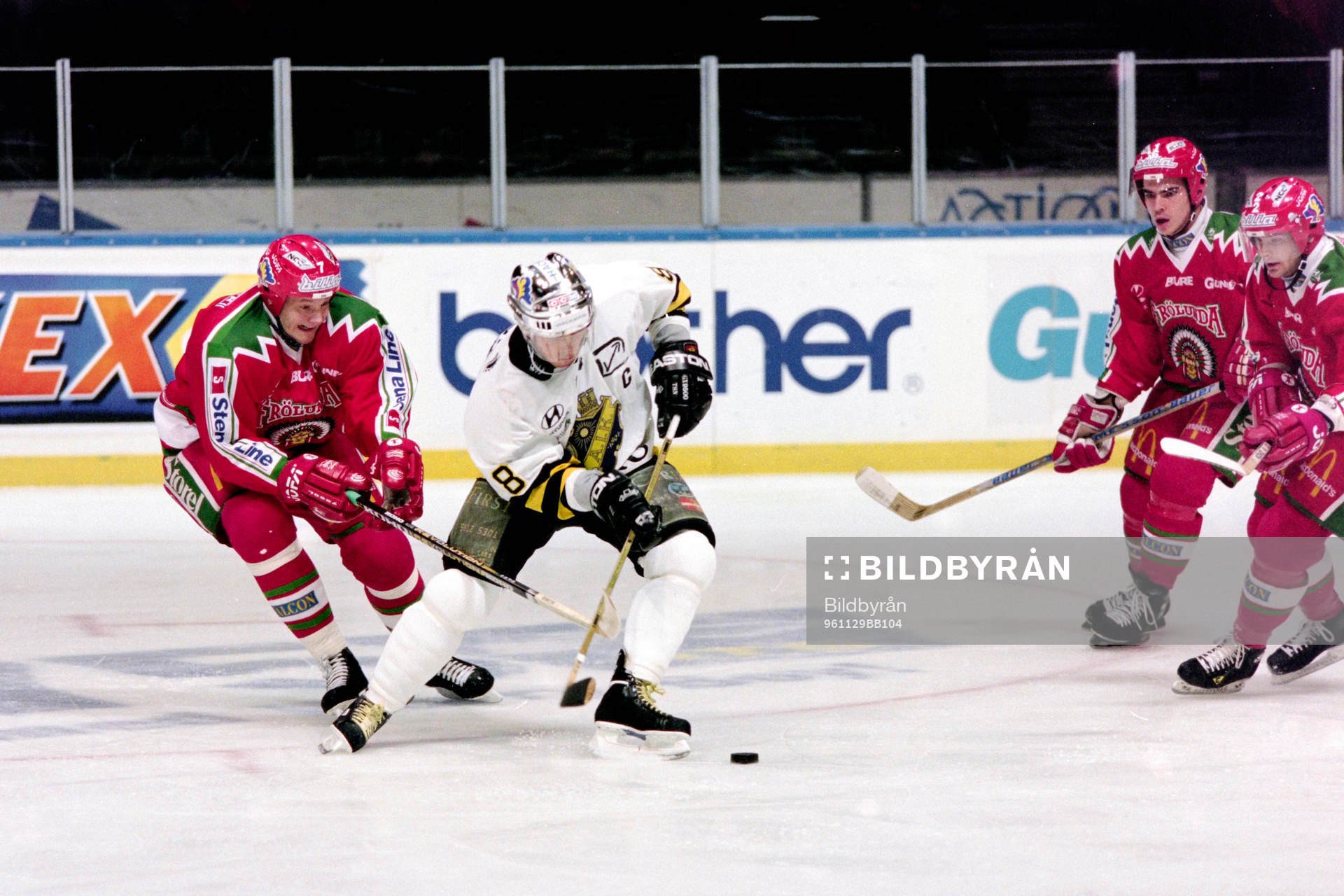 Rikard Franzén, AIK med frölundas Arto Blomsten i ryggen