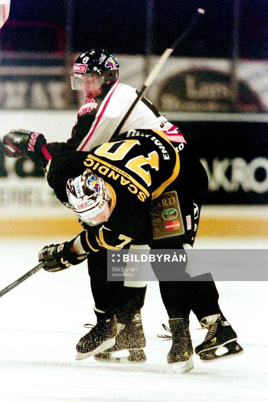 Patric Englund, AIK med malmös Peter Hasselblad i ryggen