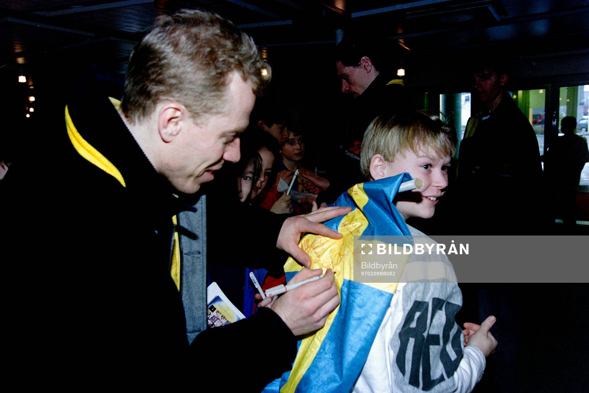 Jonas Bergqvist, Sverige skriver autografer