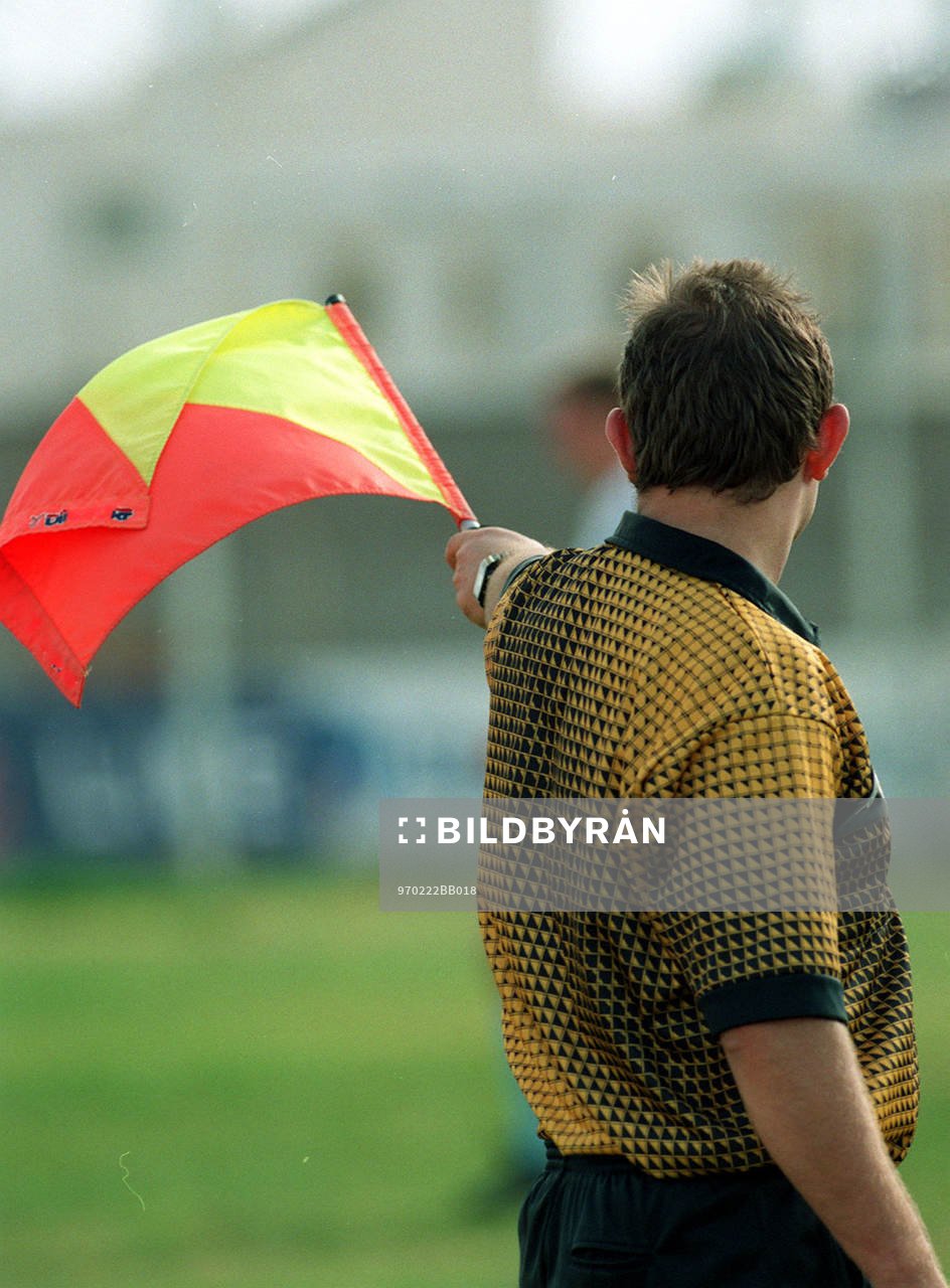 Linjedomaren vinkar för offside