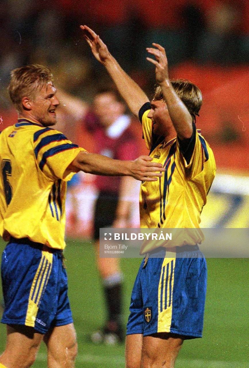 En glad Andreas Andersson gratuleras av Johan Mjällby