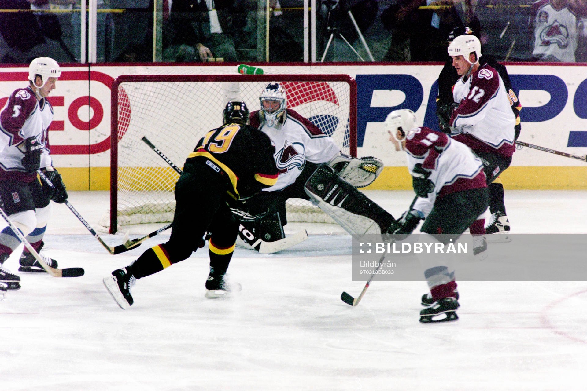 Markus Näslund, Vancouver framför Patrick Roy, målvakt,