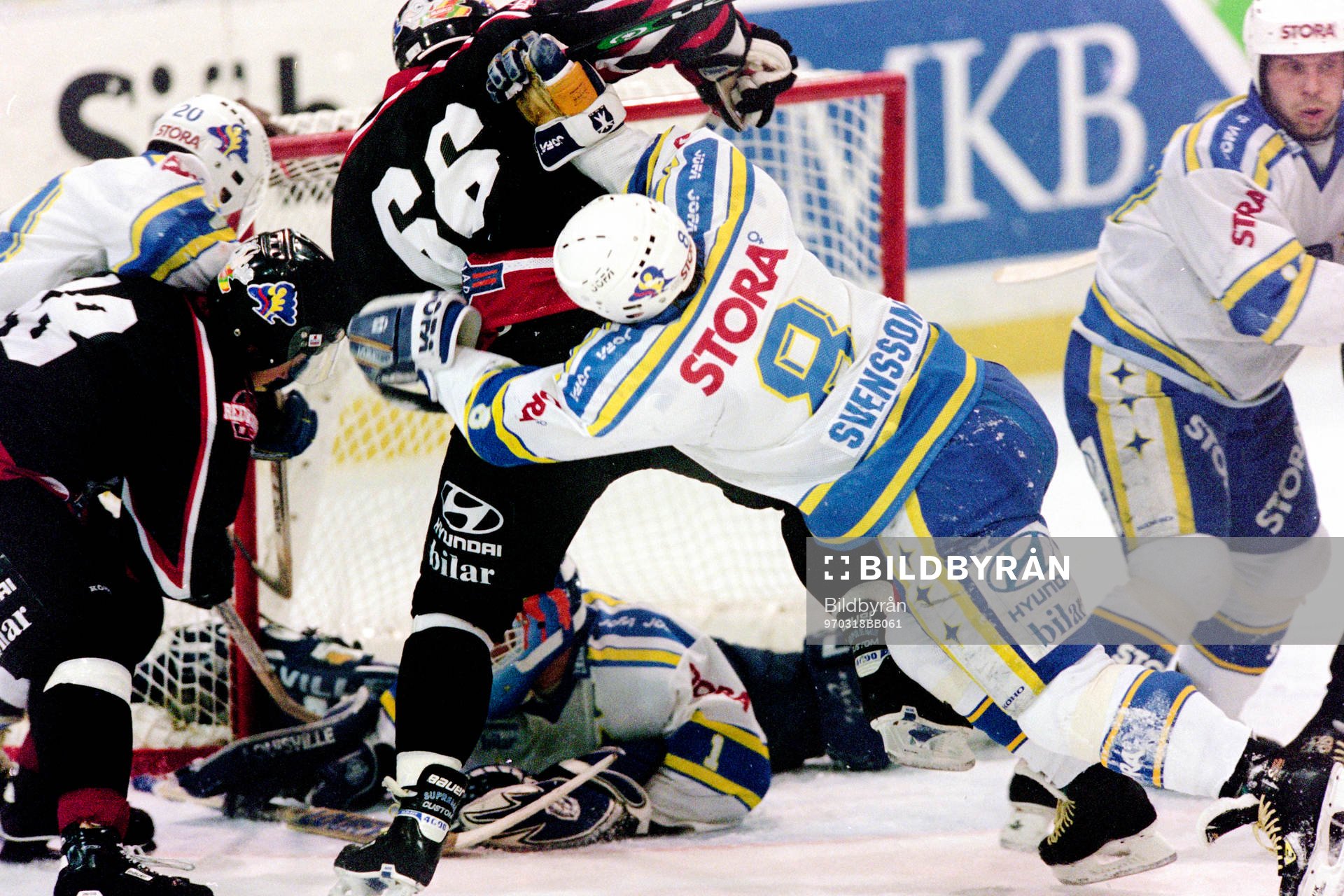 Leksands Magnus Svensson i ryggen på Mats Lusth, Malmö
