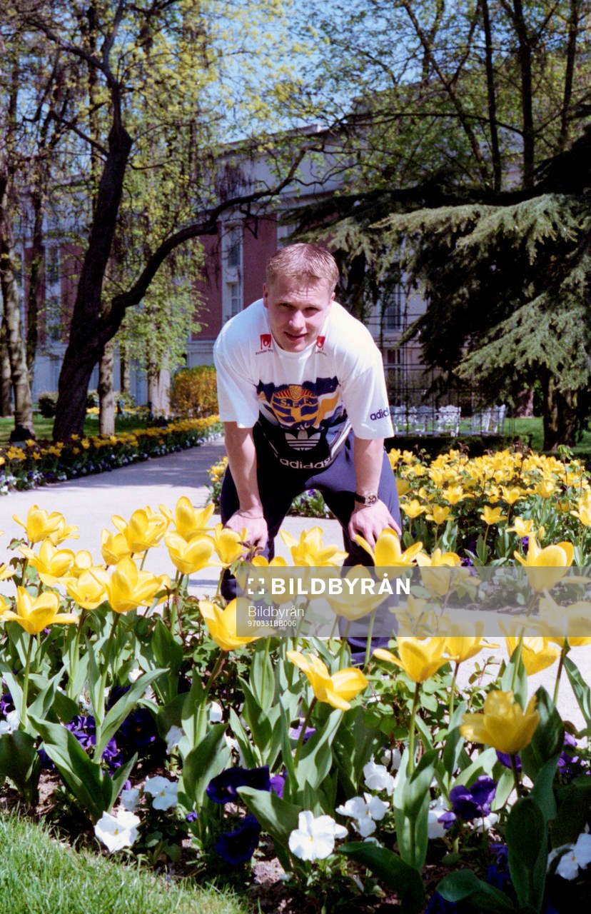 Pär Zetterberg luktar på blommorna