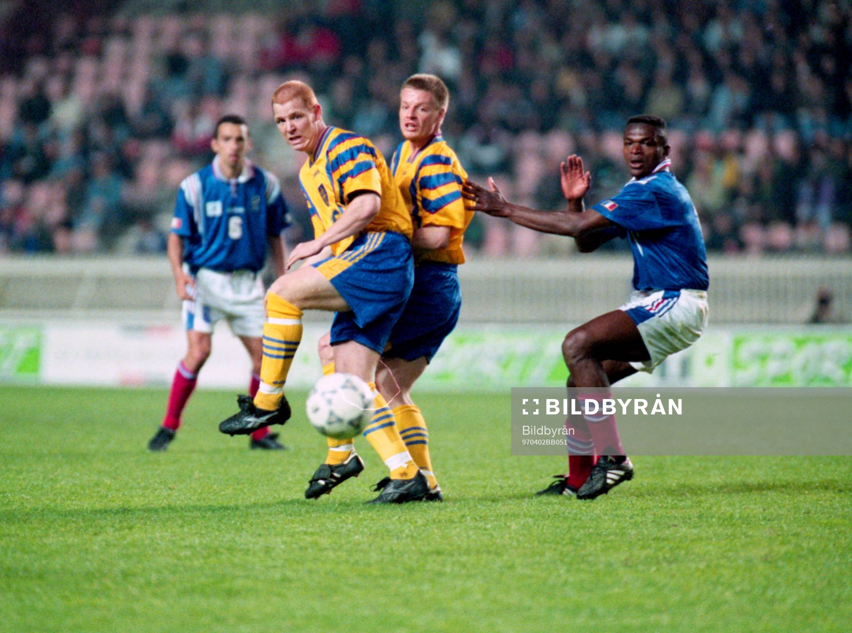  Jörgen Pettersson och Stefan Schwarz, Sverige i kamp med Marcel Desailly.
© Bildbyrån - 20514