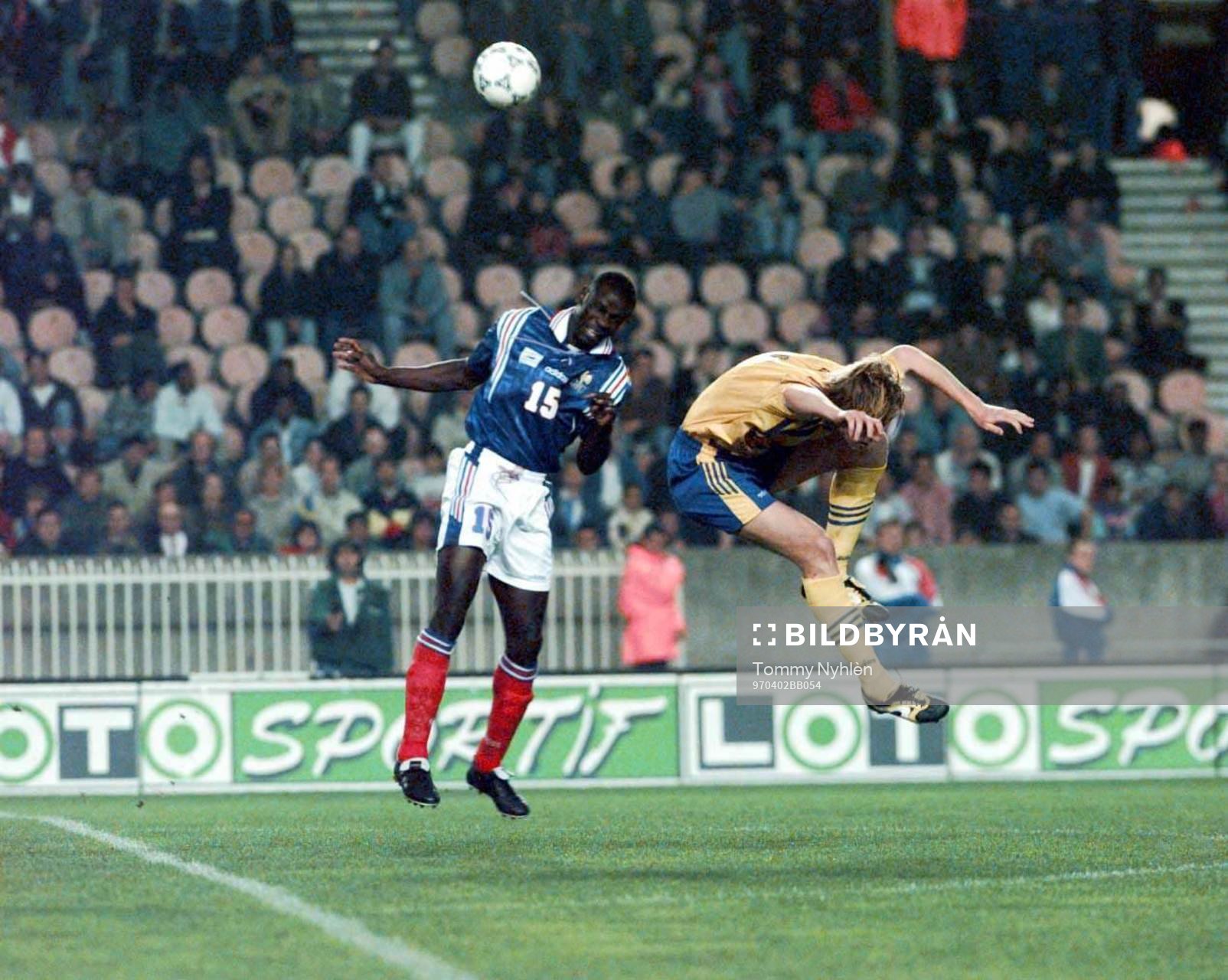 Kennet Andersson fint framme och oroar Laurent Thuram från