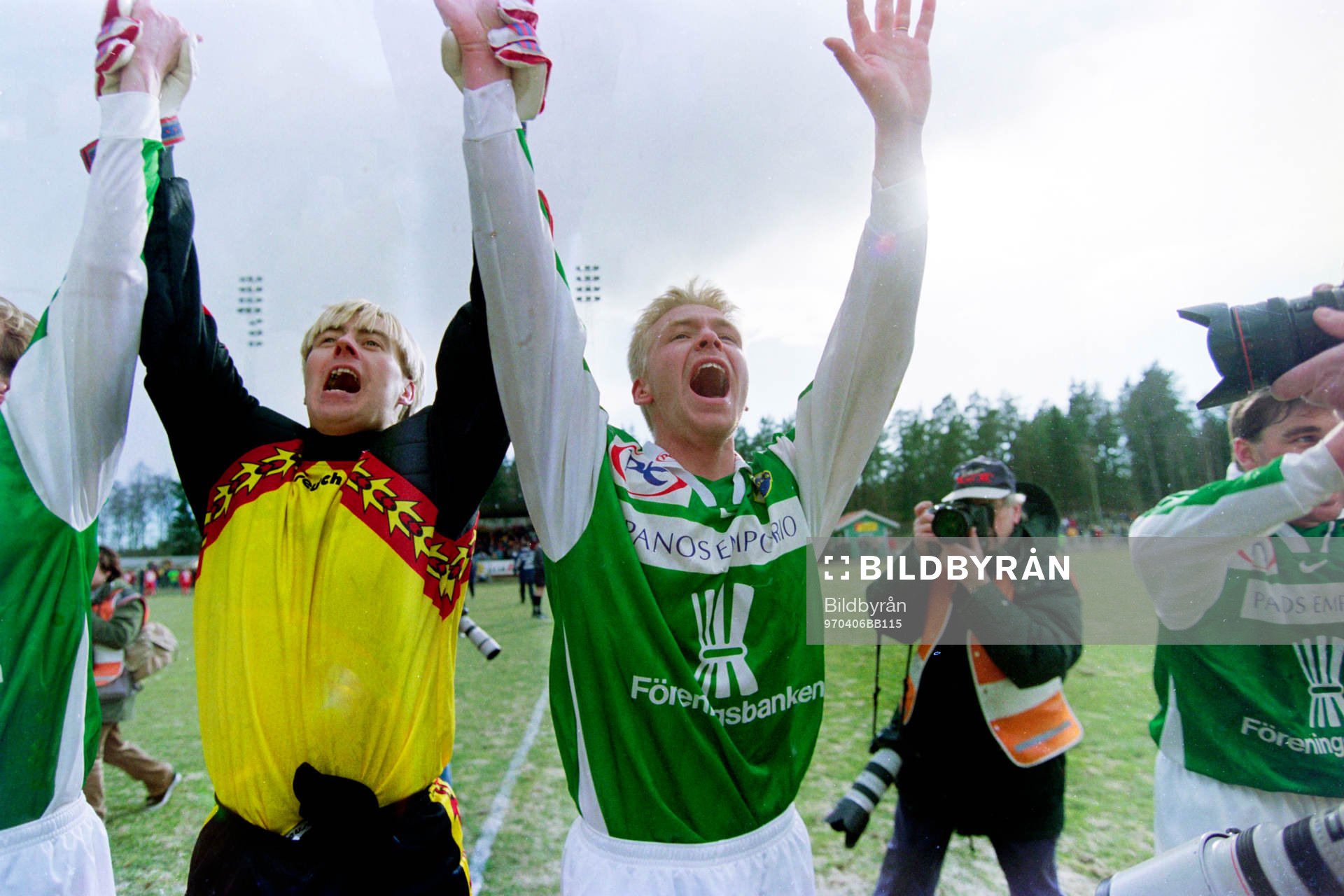 Fotboll, Allsvenskan, Panos Ljungskile - IFK Norrköping, 2-1: Ulf Kortesniemi, målvakt och Ulf Ottosson jublar efter segern.