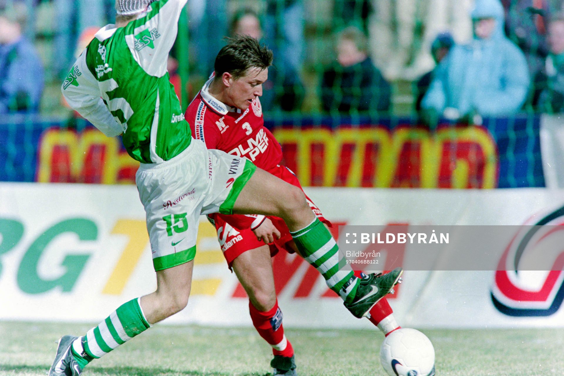 6 Fotboll, Allsvenskan, Panos Ljungskile - IFK Norrköping, 2-1: Mikael Blomberg, Norrköping utmanas av ljungskiles Henrik Andersson.