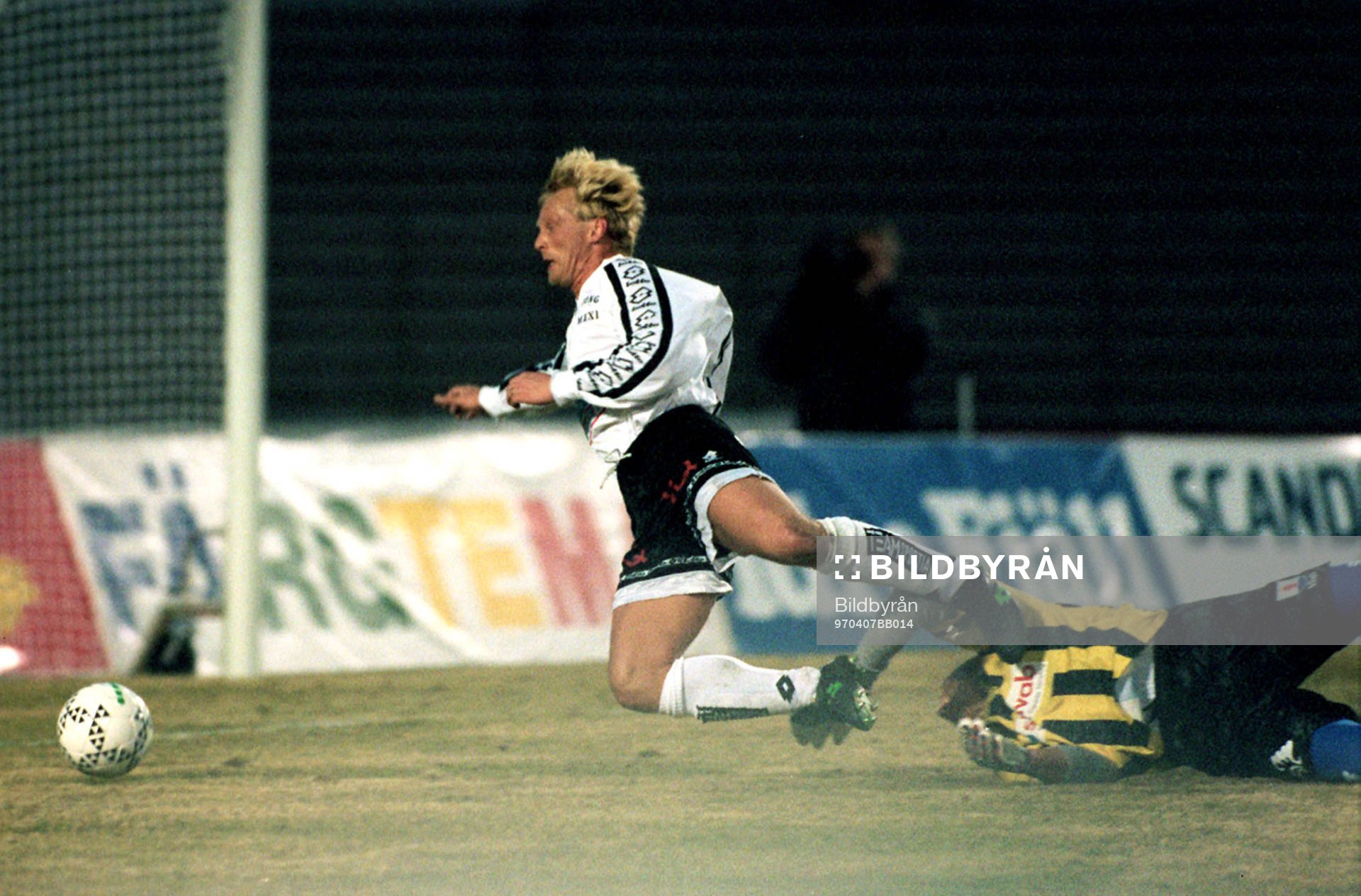  Pål Lundin, Öster fäller Arnor Gudjohnsen, Örebro med straff och utvisning som följd