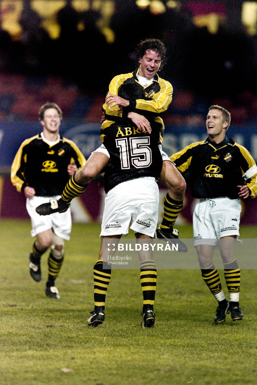  Dick Lidman, Cesar Pachá och Ola Andersson, AIK jublar efter mål.