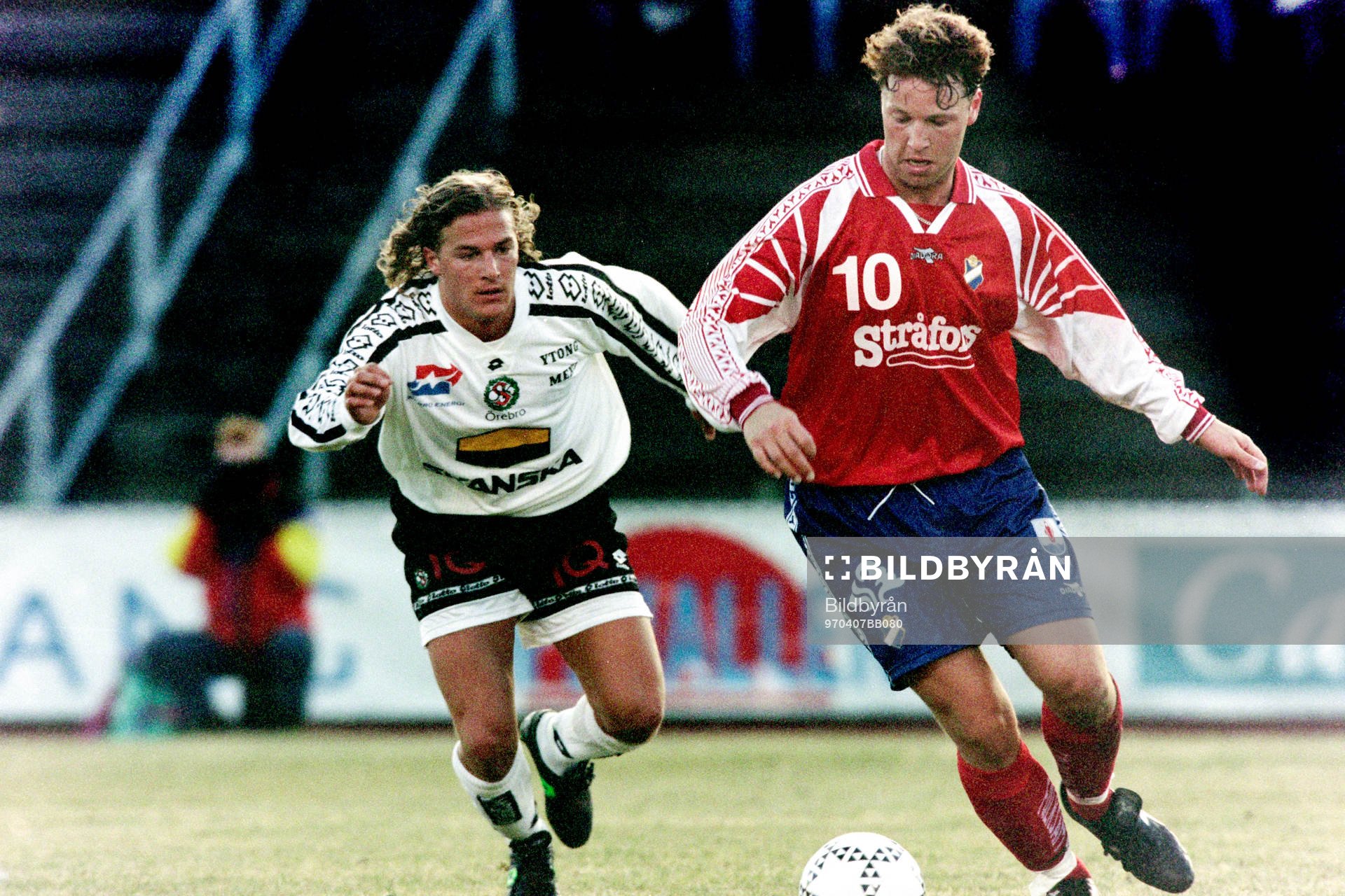 Fotboll, Allsvenskan, Öster - Örebro, 1-1: Andreas Bild, Öster med örebros Daniel Tjernström i ryggen.