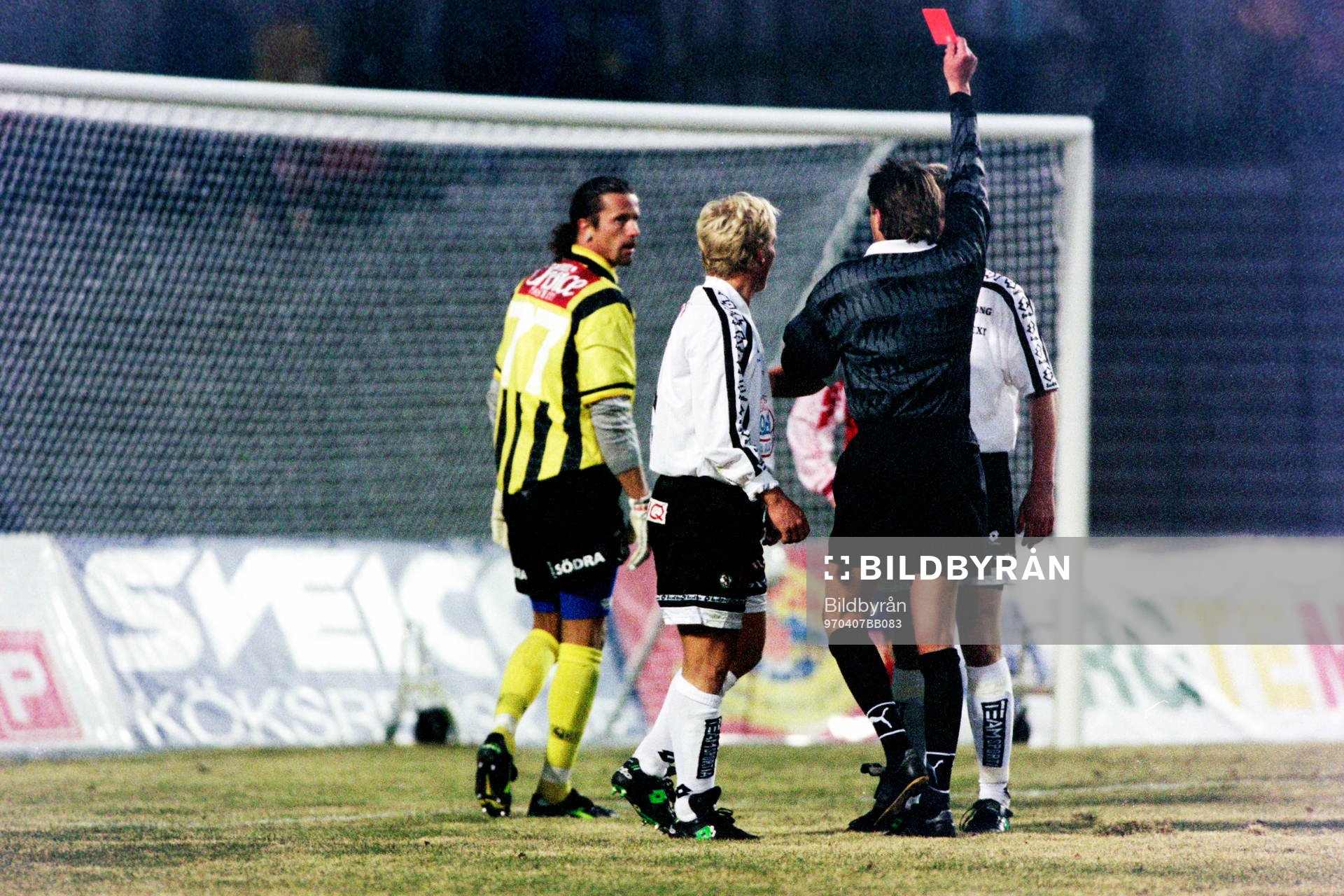 Domare Anders Frisk visar ut Pål Lundin, målvakt i Öster