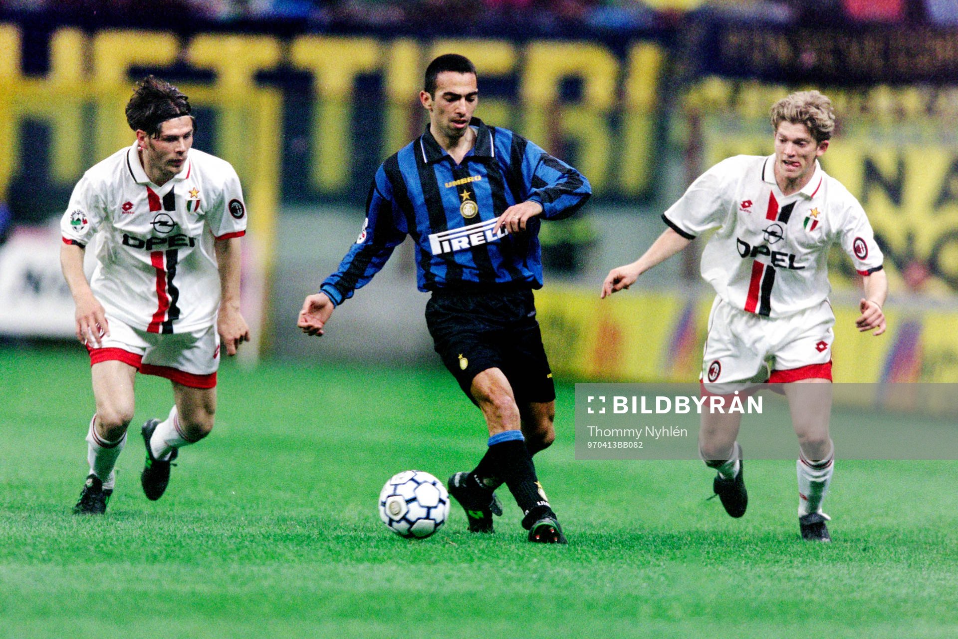 Youri Djorkaeff, Inter med bollen uppvaktas av milans