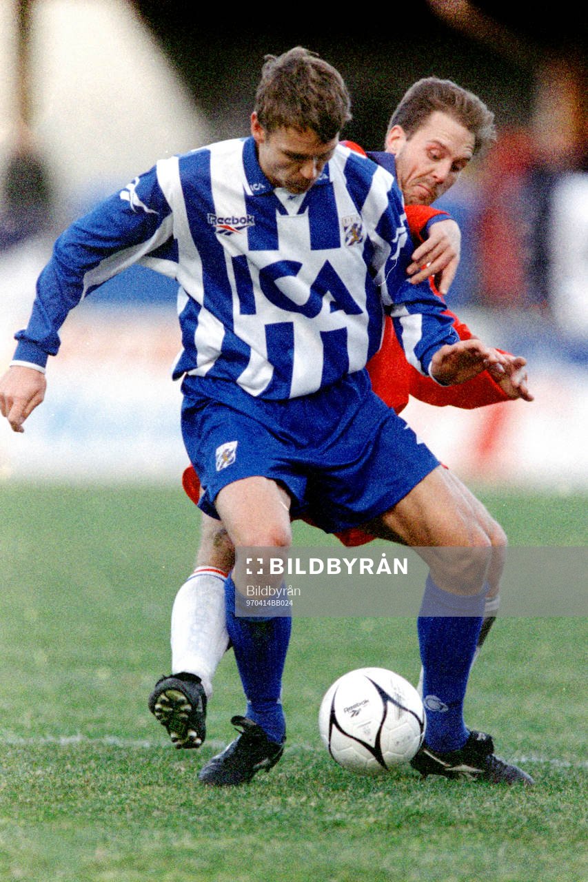 Magnus Erlingmark, Göteborg med bollen uppvaktas av