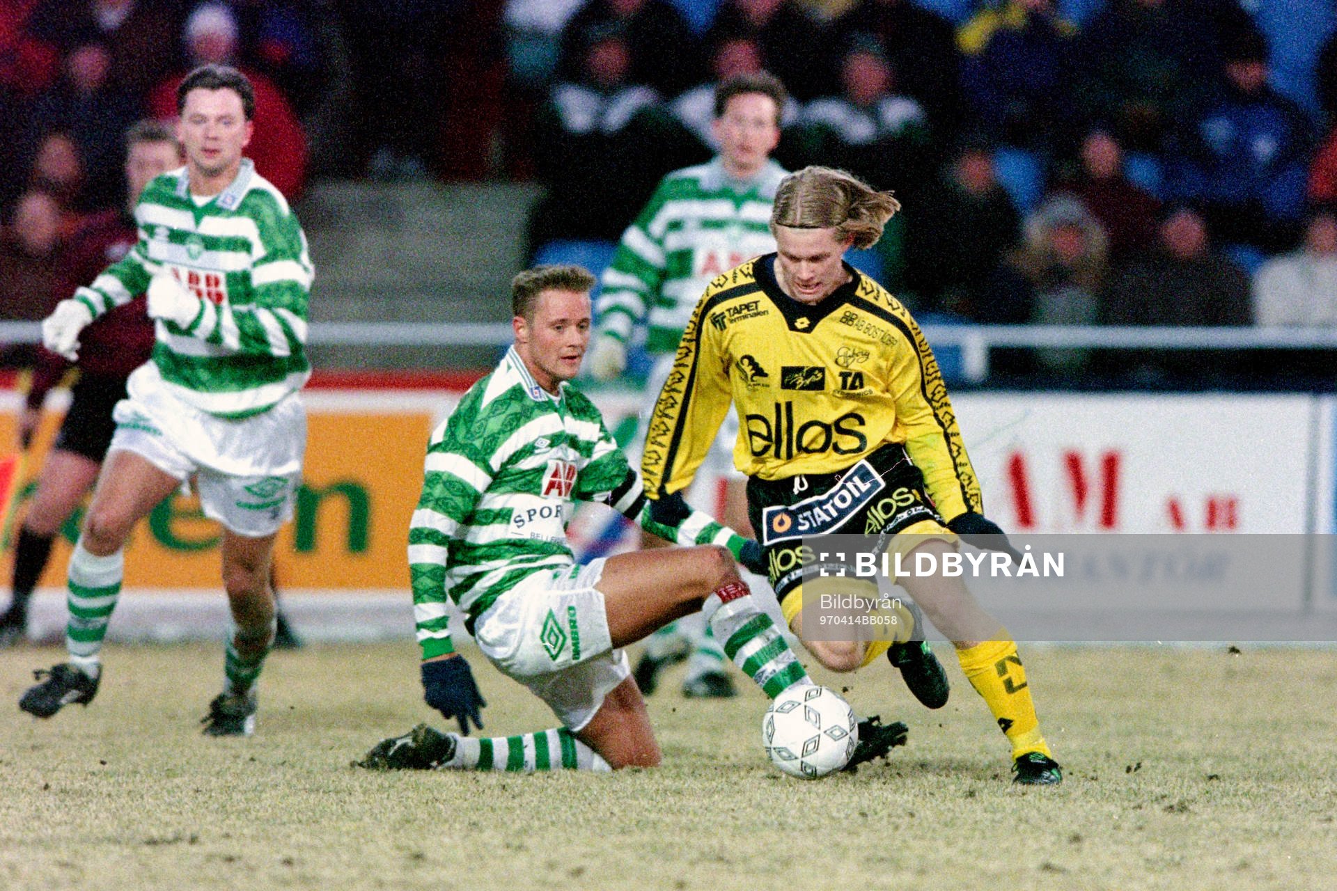 Fotboll, Allsvenskan, Västerås - Elfsborg, 0-3: Tobias Linderoth, Elfsborg tar sig förbi västerås Thomas Andersson.