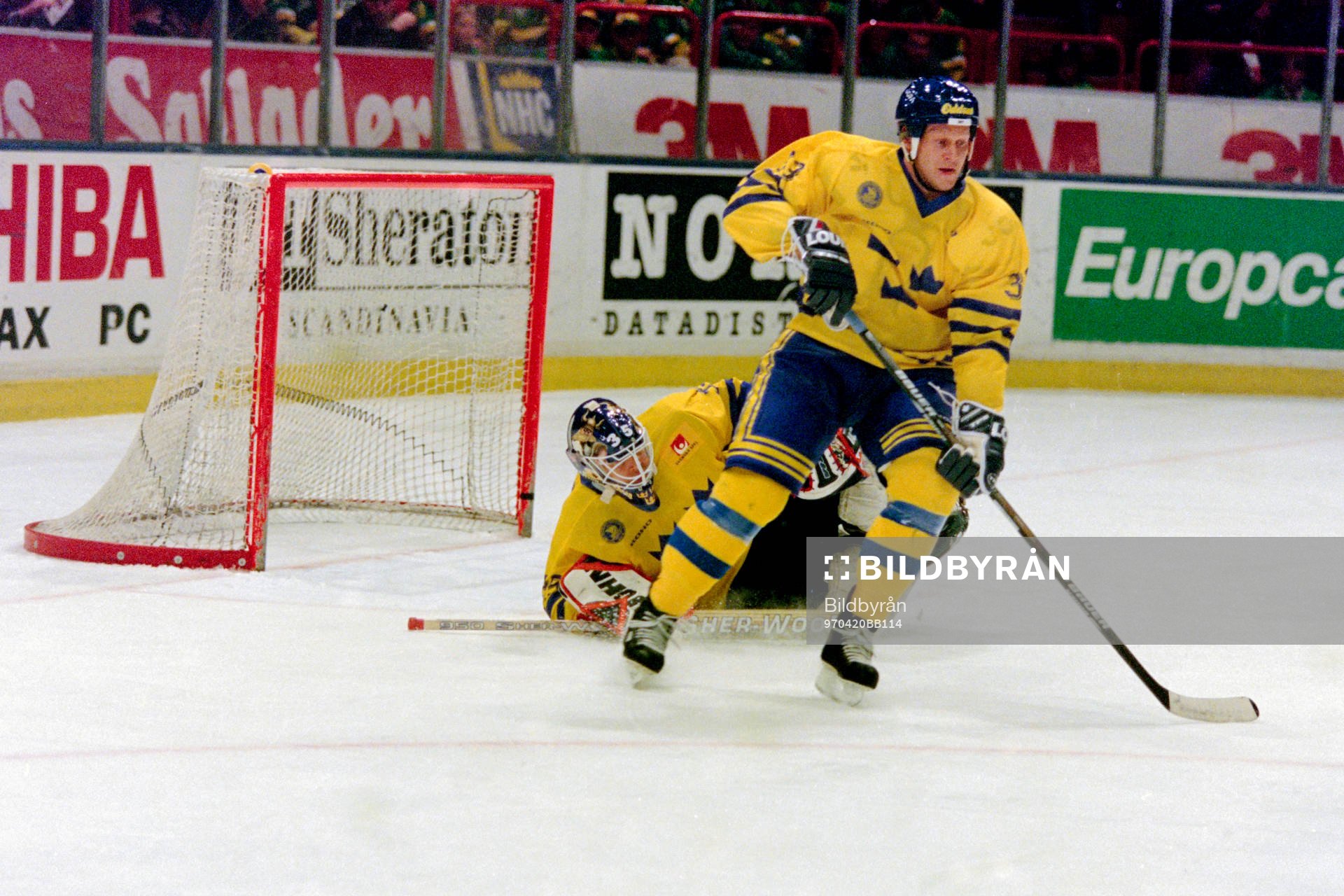 Marcus Ragnarsson framför Tommy Salo, målvakt, Sverige