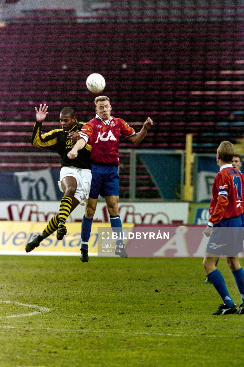 Pascal Simpson, AIK i en nickduell med göteborgs Jonas