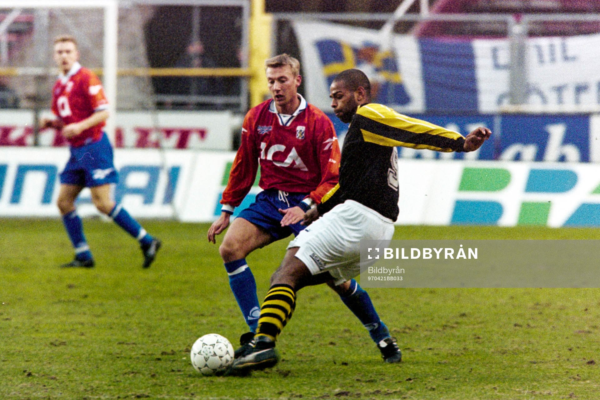 Pascal Simpson, AIK med bollen utmanas av göteborgs Stefan