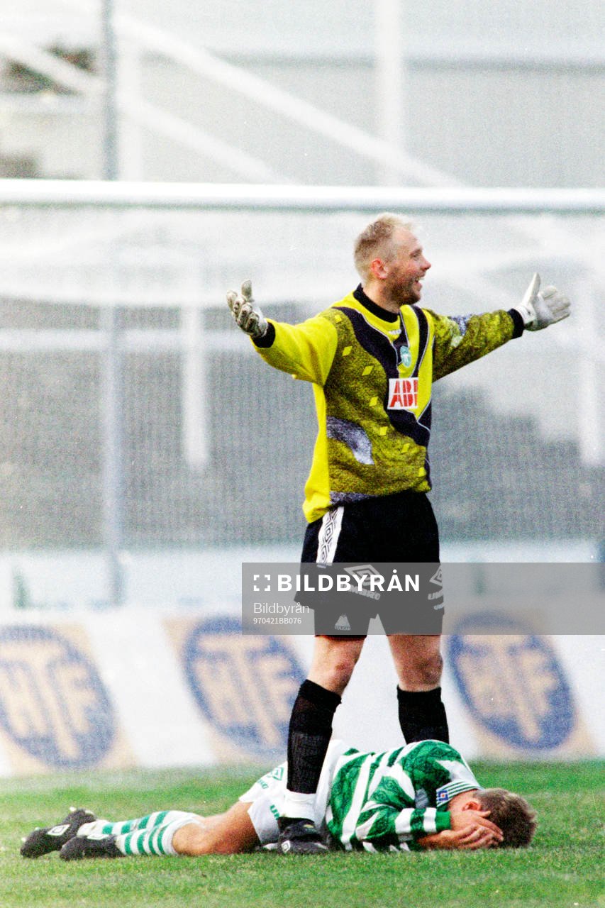 Fotboll, Allsvenskan, Örgryte - Västerås, 2-1: Anders All, målvakt i Västerås och Fredrik Giesecke.
