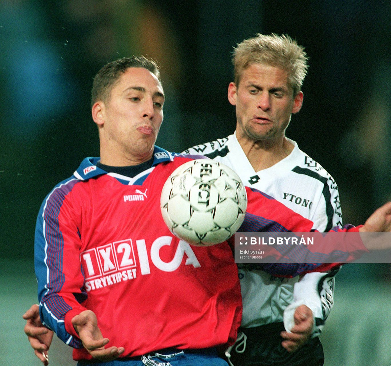 Magnus Powell,  Helsingborg (Helsingborgs IF) bevakas av