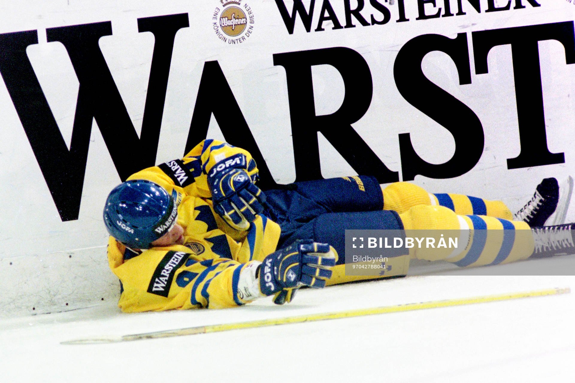 Michael Nylander, Sverige skadad och ligger på isen