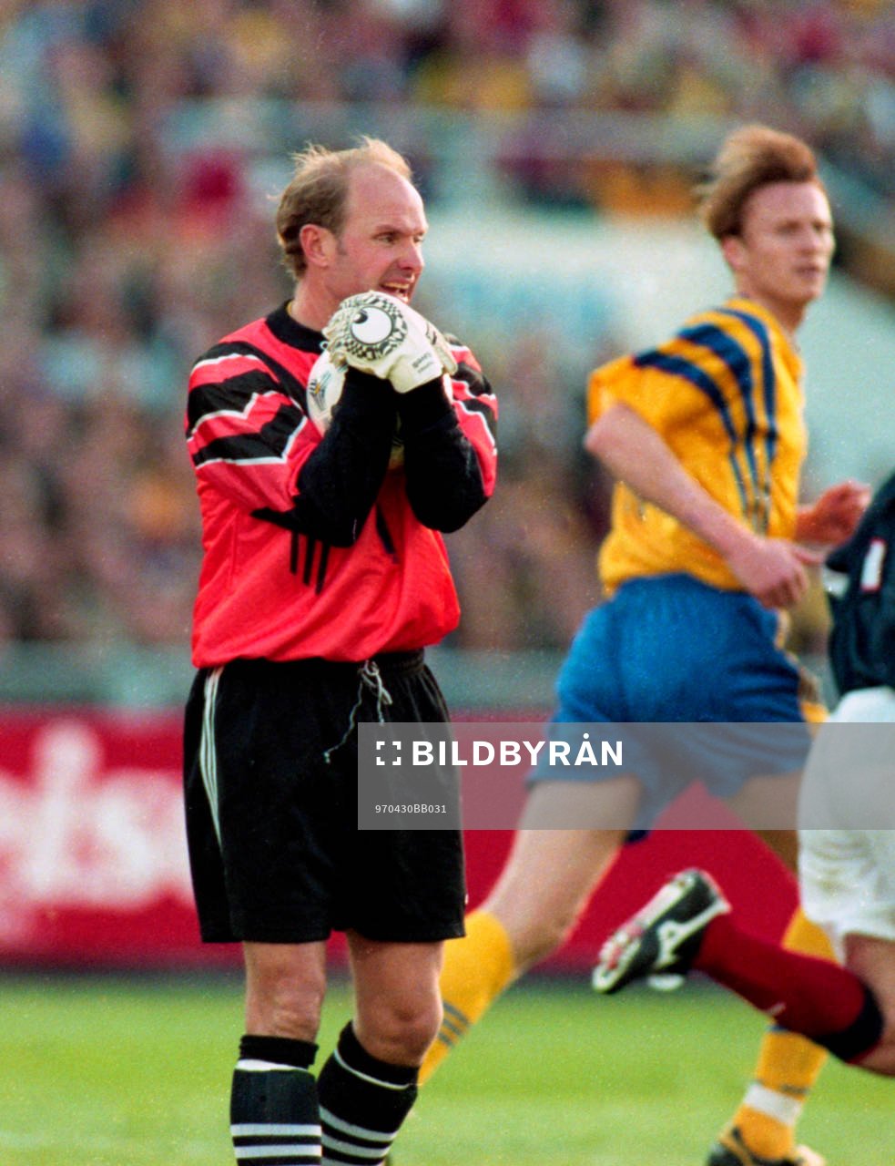 Thomas Ravelli, målvakt, Sverige med bollen i säkert