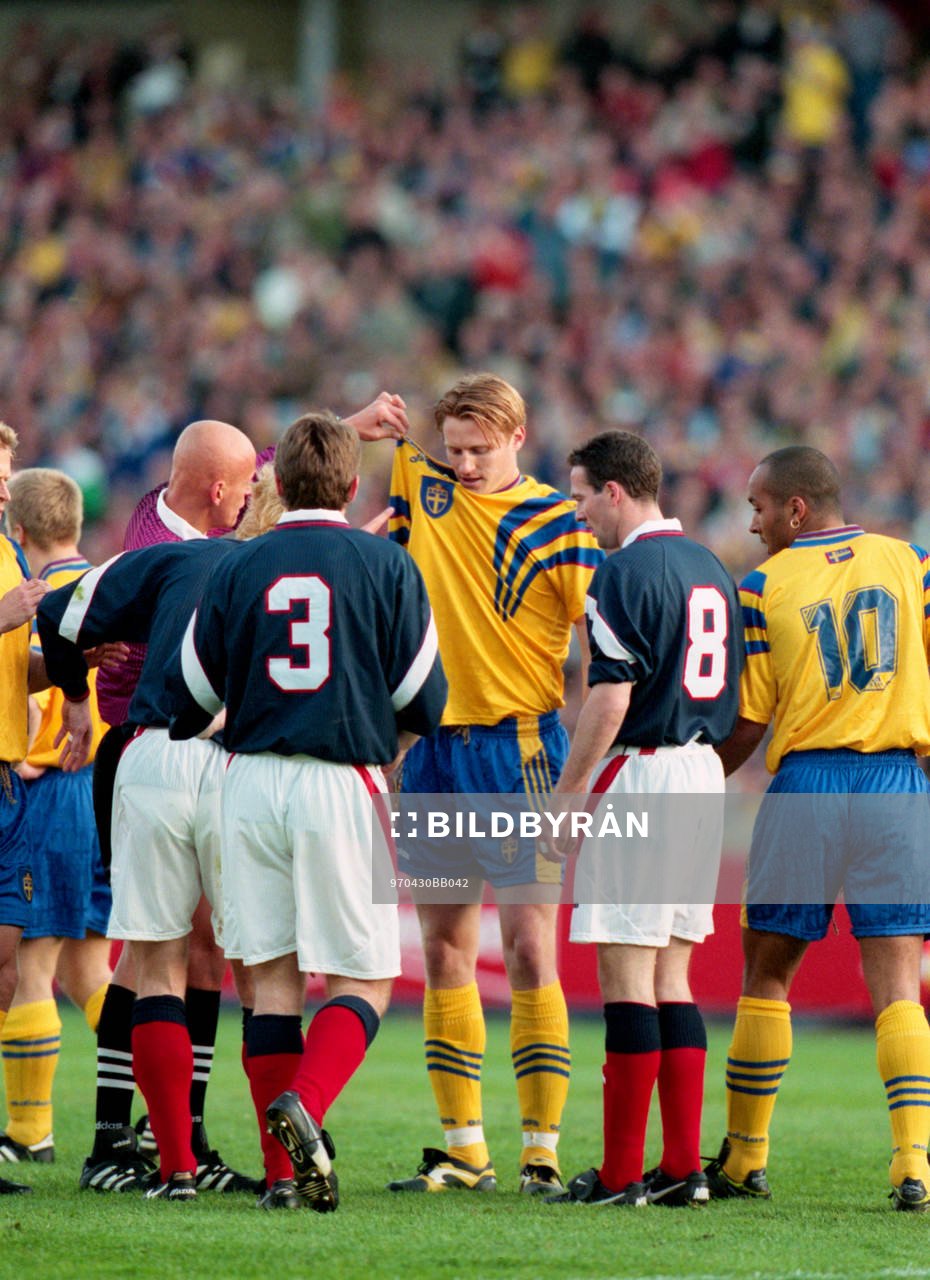  Pierluigi Collina, Domare, pratar med Kennet Andersson, Sverige.