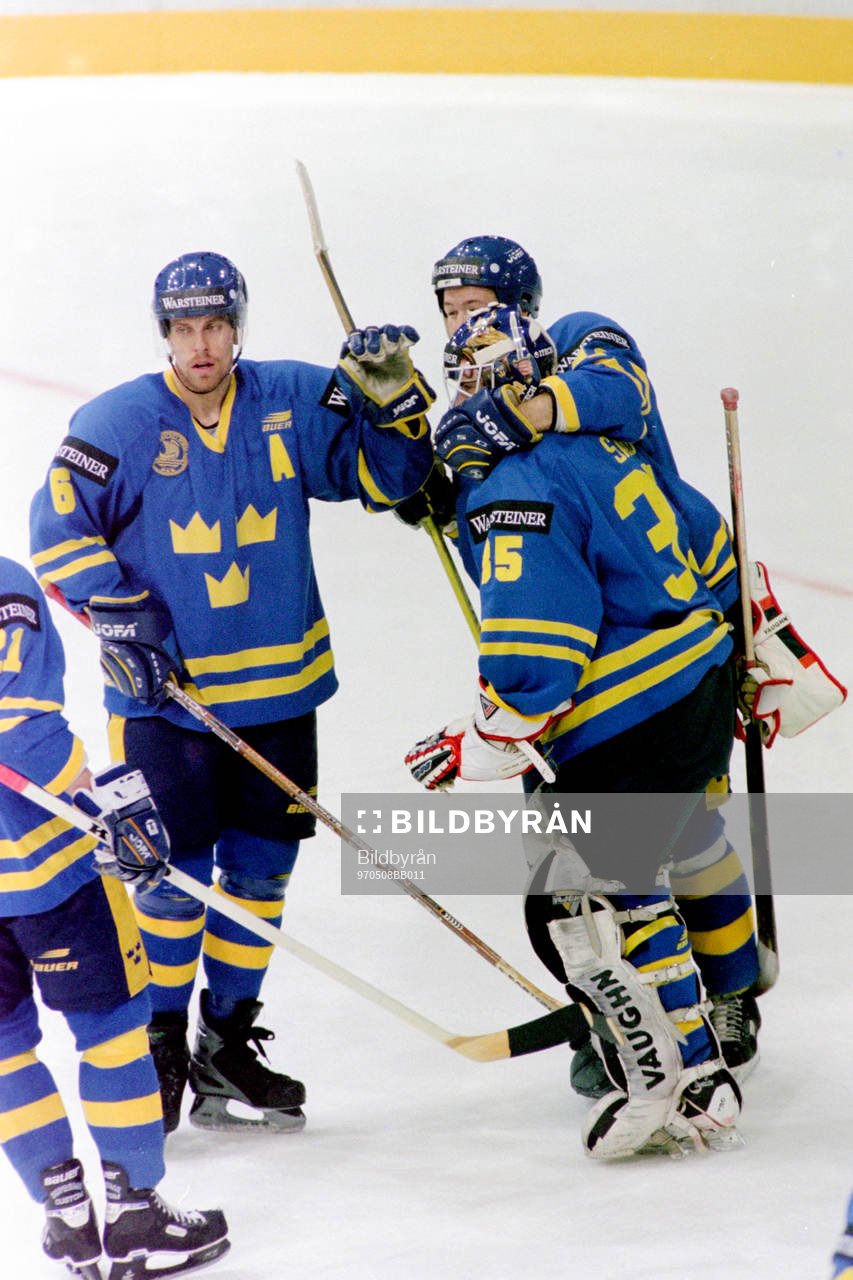 Tommy Salo, målvakt, Sverige jublar medTommy Albelin och