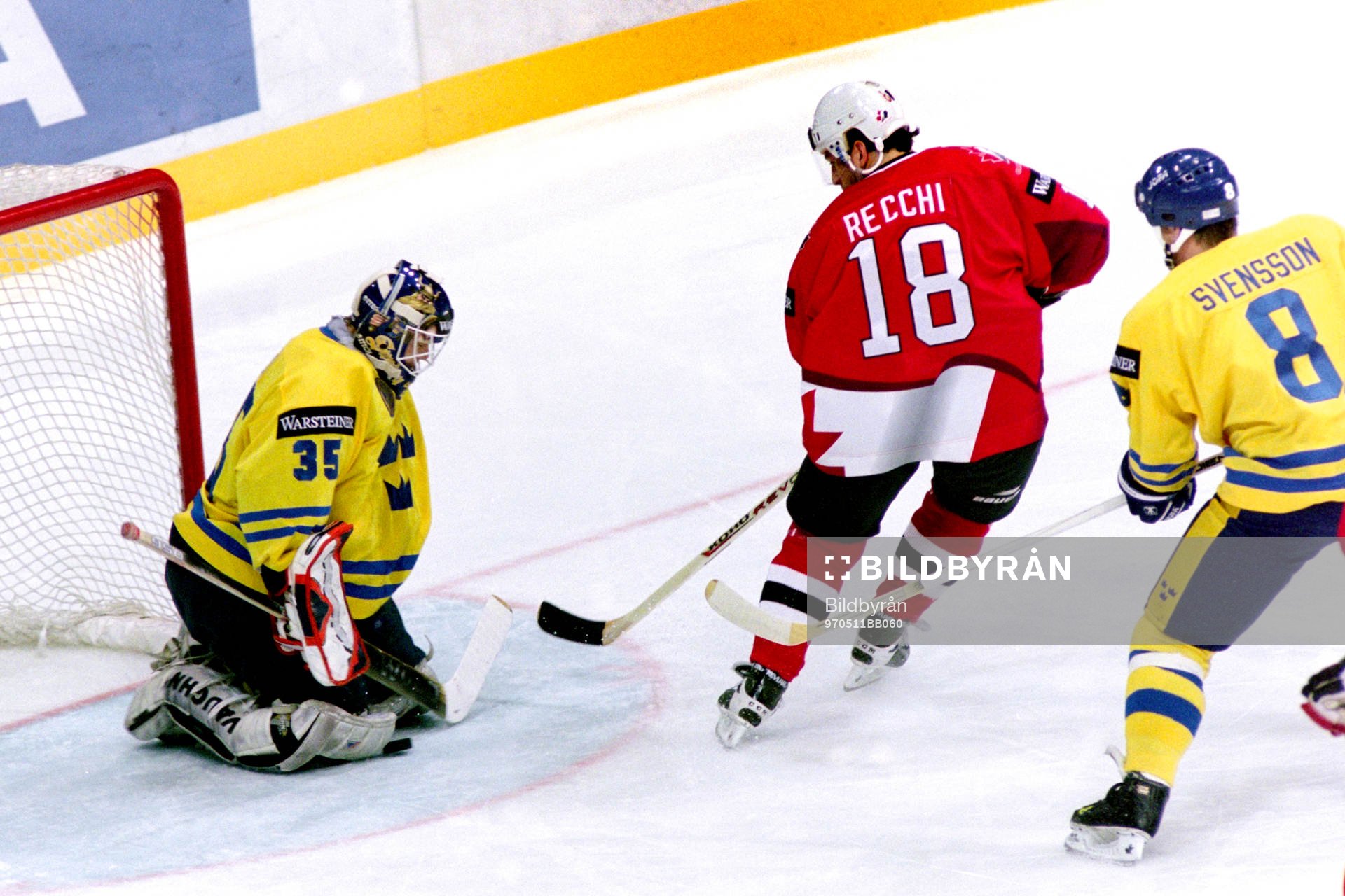 Mark Recchi. Kanada fri med Tommy Salo, målvakt, Sverige