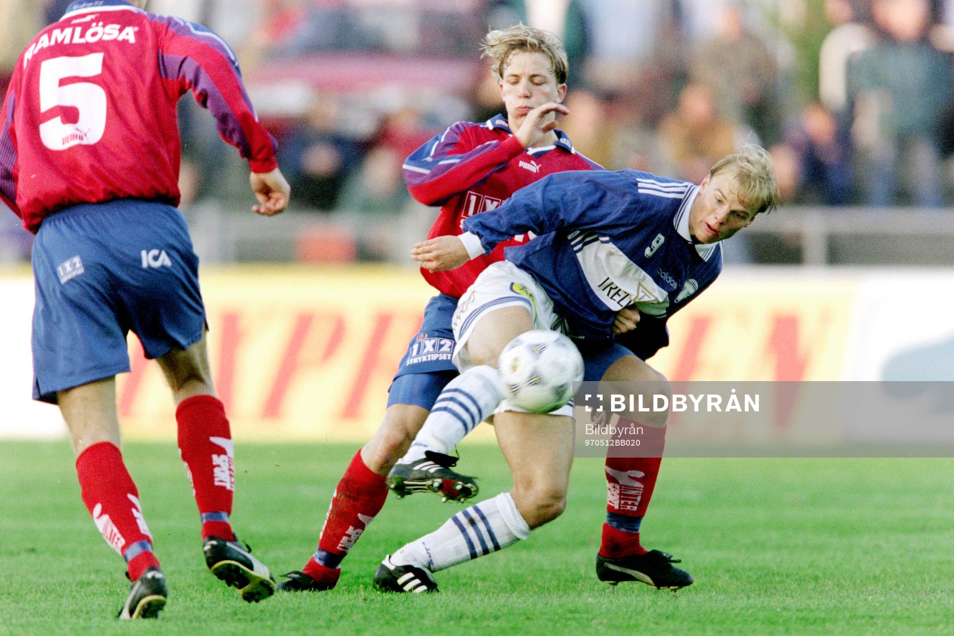 Fotboll, Allsvenskan, Trelleborg - Helsingborg, 2-0: Andreas Hermansson, Trelleborg med helsingborgs Erik Edman i ryggen.
