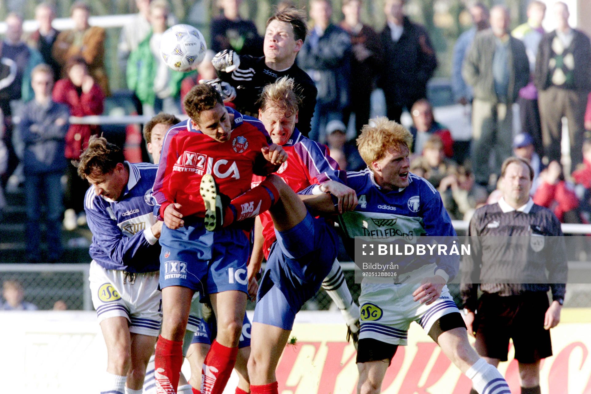 Fotboll, Allsvenskan, Trelleborg - Helsingborg, 2-0: Carsten Olausson, målvakt i Trelleborg boxar undan bollen för Ulrik Jansson och Magnus Powell, Helsingborg.