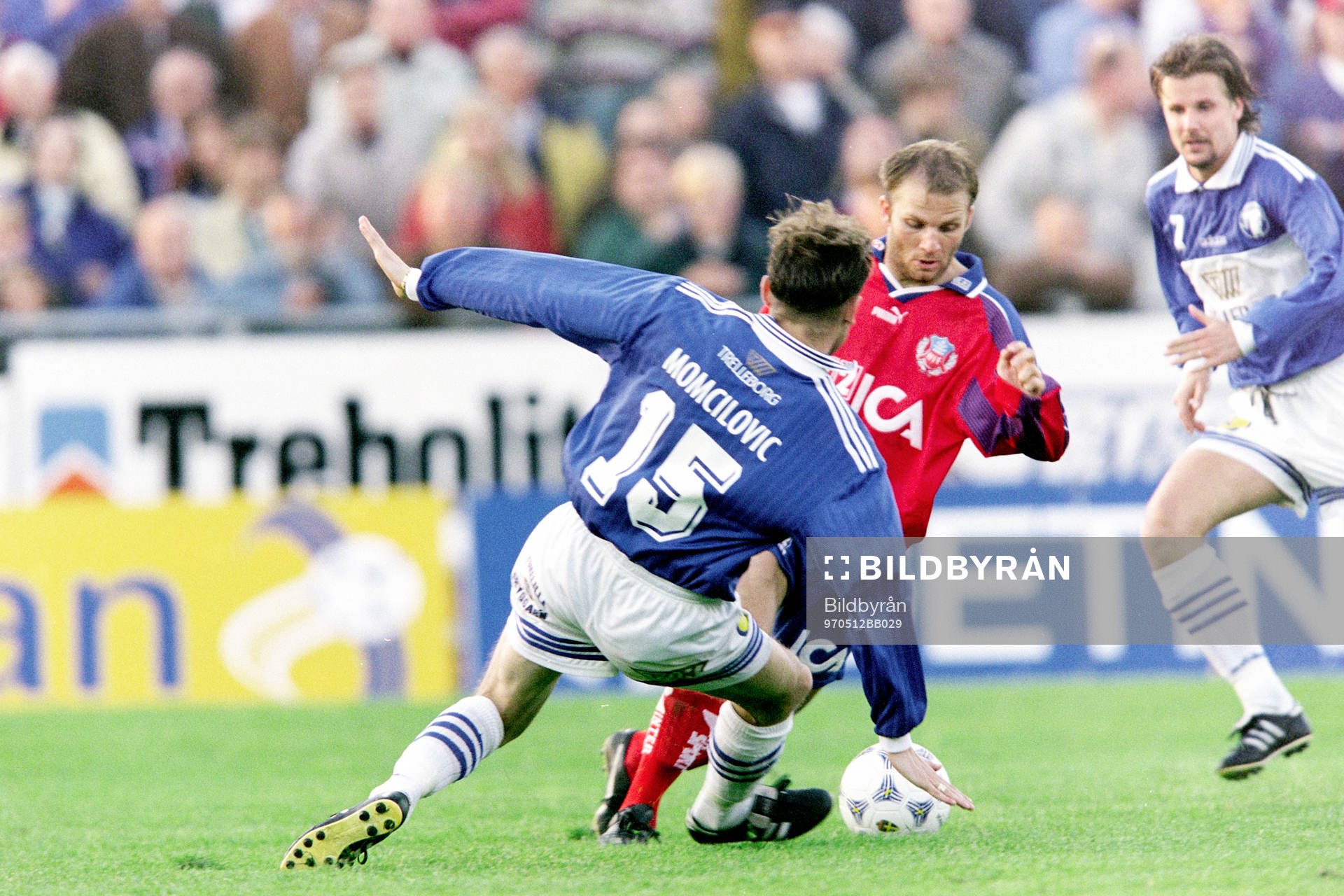 Fotboll, Allsvenskan, Trelleborg - Helsingborg, 2-0: Kenneyth Storvik, Helsingborg uppvaktas av trelleborgs Ivica Momcilovic.