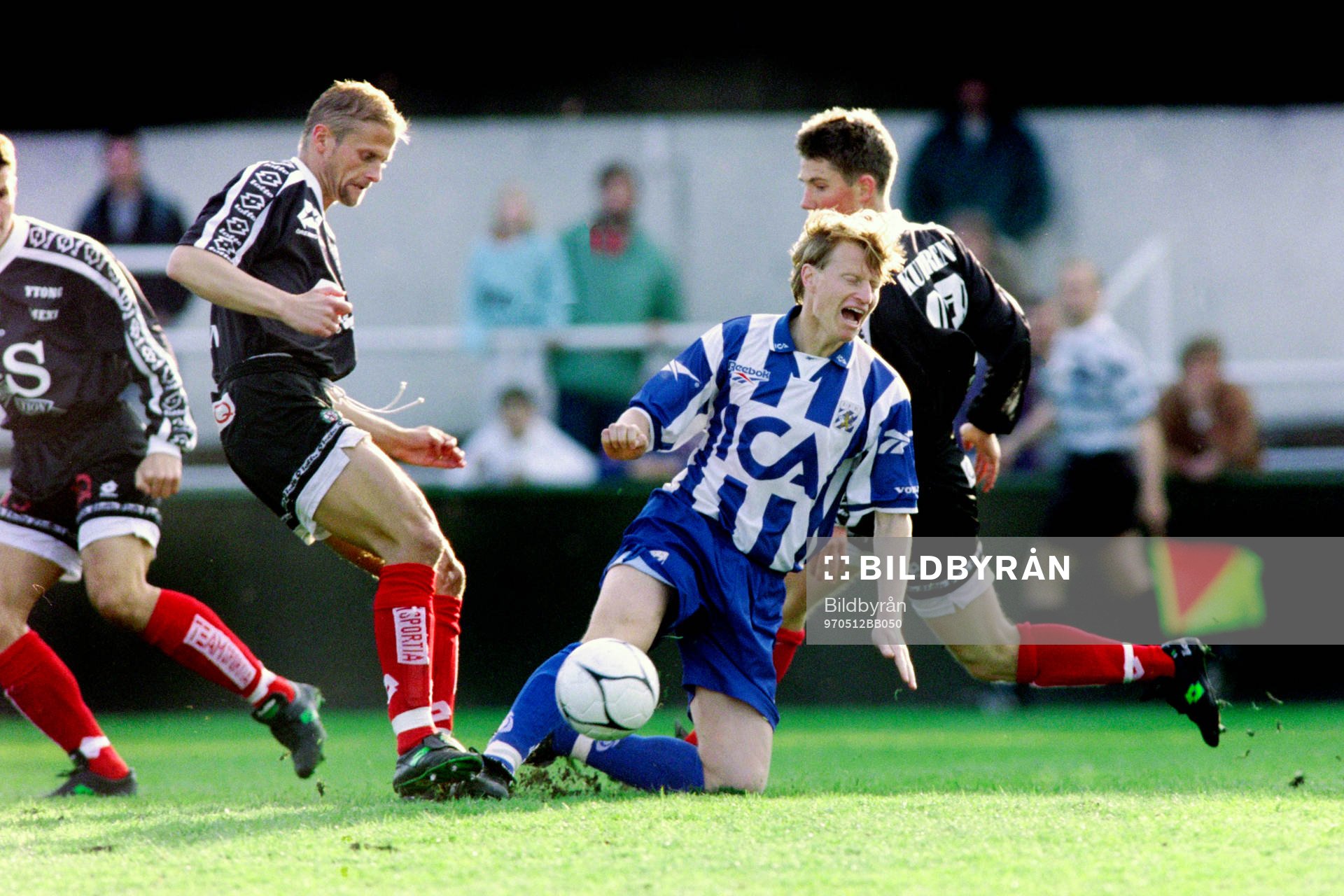 Fotboll, Allsvenskan, IFK Göteborg - Örebro, 5-2: Stefan Pettersson, Göteborg stoppas av örebros Sigurdur Jonsson.
