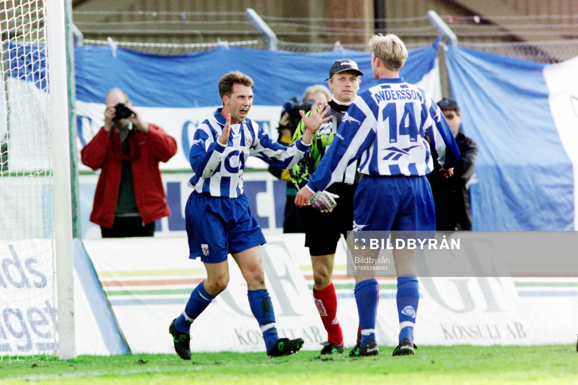 Fotboll, Allsvenskan, IFK Göteborg - Örebro, 5-2: Peter Eriksson och Andreas Andersson, Göteborg jublar efter mål framför örebros målvakt Anders Karlsson.