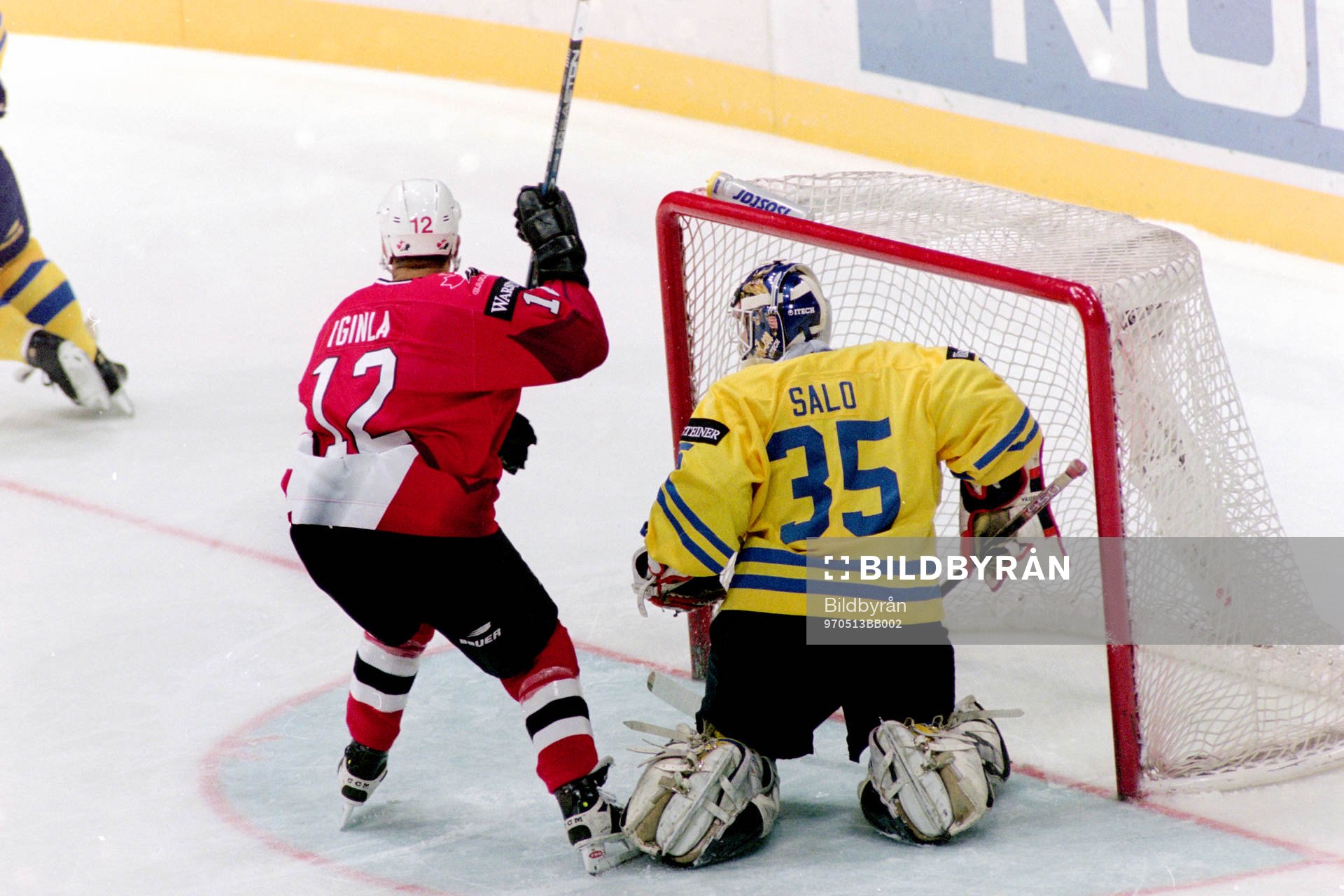 Jarome Iginla, Kanada framför Tommy Salo, målvakt, Sverige