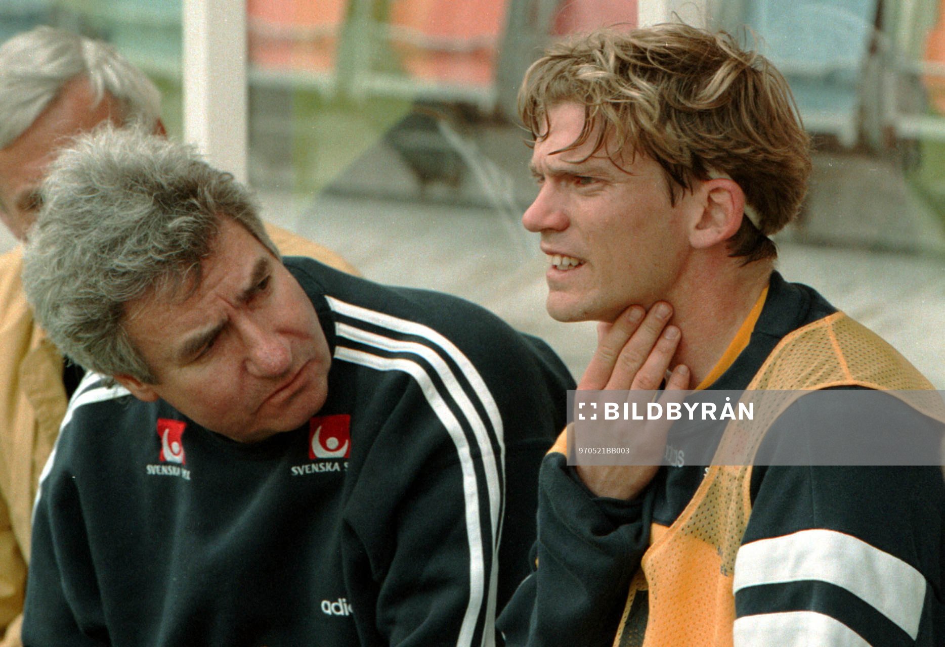 Jesper Blomqvist klagar på halsont,  här med läkare Jan