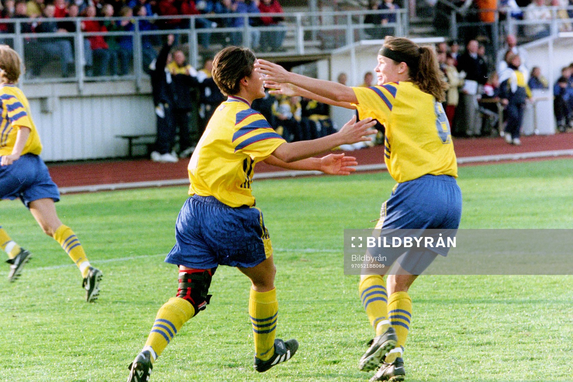 Fotboll, Damer, Sverige - Ryssland, 2-0: Jane Törnqvist, och Malin Swedberg, Sverige jublar efter mål.