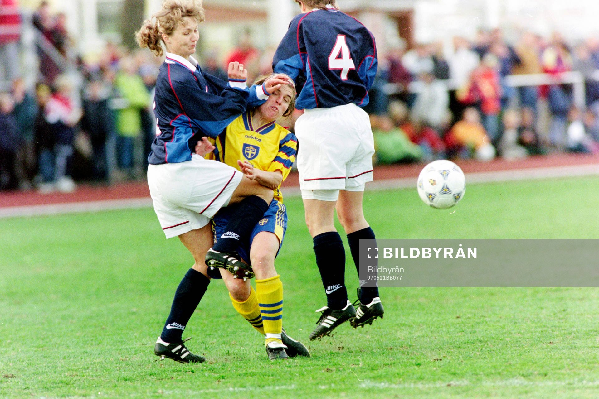 Fotboll, Damer, Sverige - Ryssland, 2-0: Ewa Zeikfalvy, Sverige stoppas.