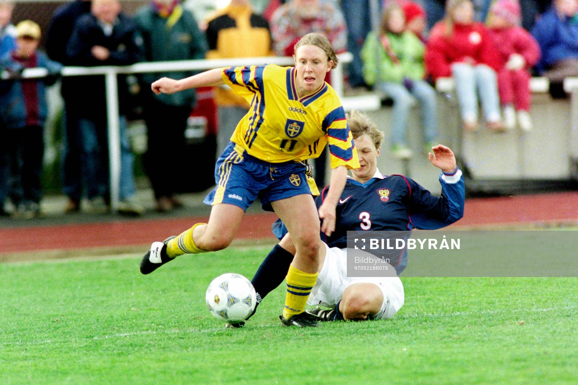 Fotboll, Damer, Sverige - Ryssland, 2-0: Hanna Ljungberg, Sverige tar sig förbi rysslands Marina Bourakova.