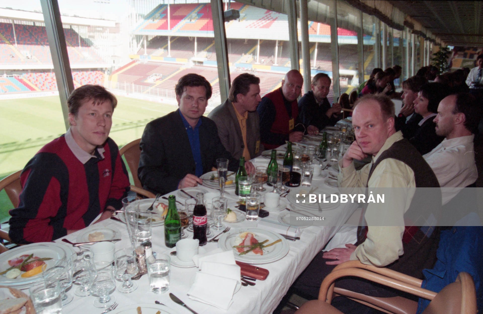 Sponsorer äter middag innan match. Bordtennislandslaget