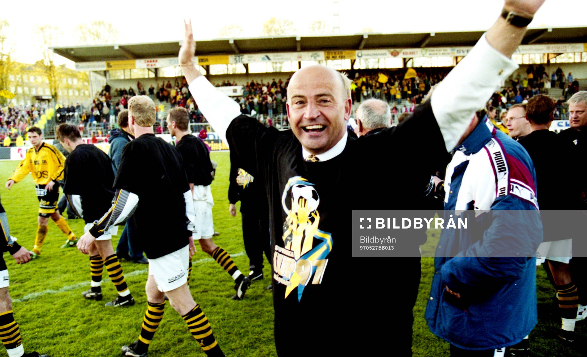 AIK:s klubbdirektör Stefan Söderberg, jublar