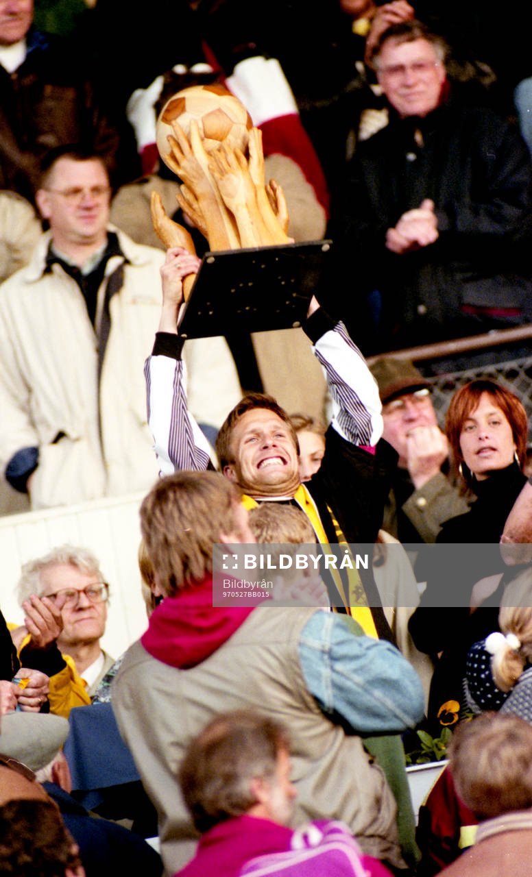  AIK:s Ola Andersson höjer pokalen uppe bland publiken under finalen i Svenska Cupen mellan Elfsborg och AIK den 29 Maj 1997 i Borås.
BILDBYRÅN / 20662