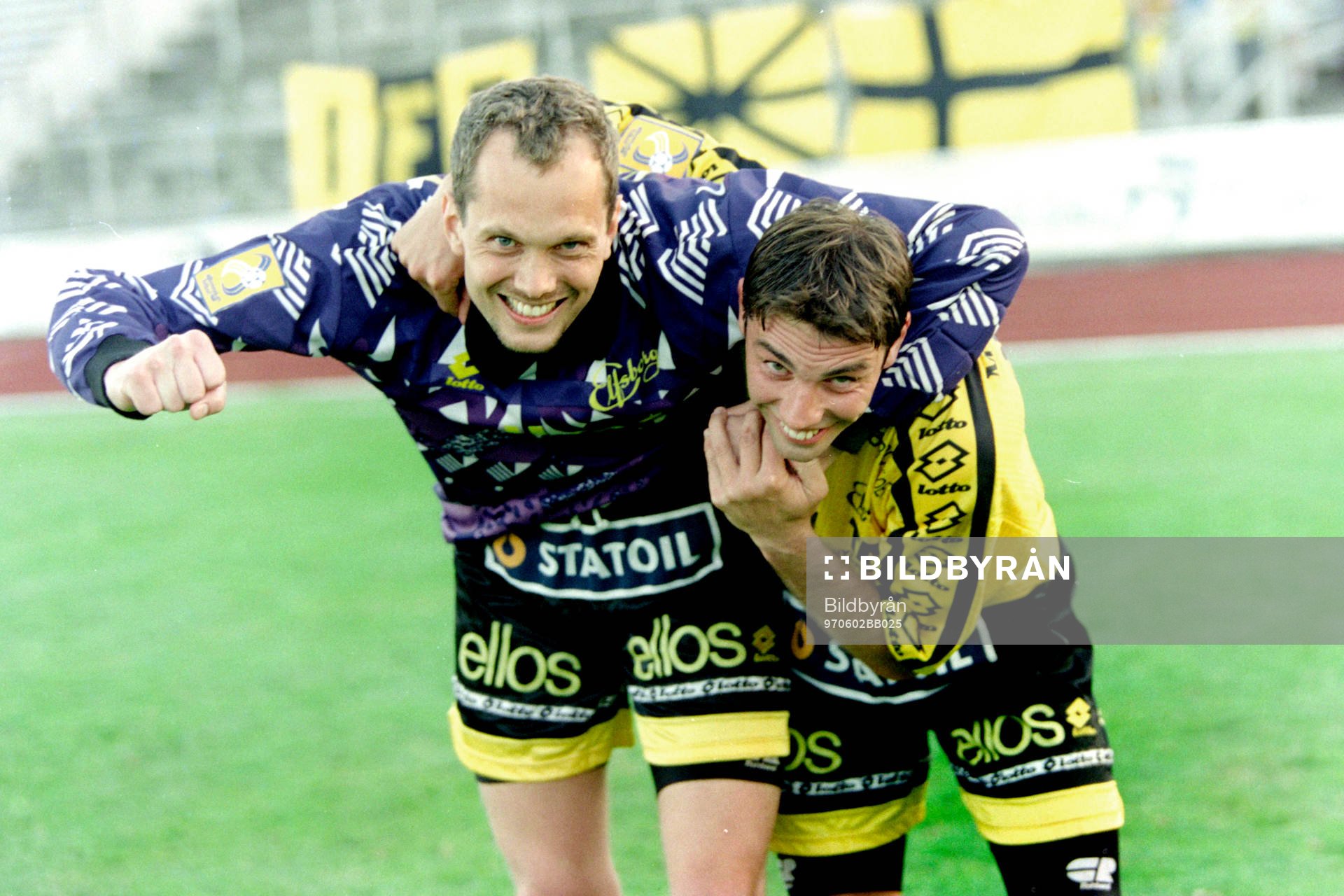 Fotboll, Allsvenskan, Öster - Elfsborg, 2-4: Anders Bogsjö, målvakt och Mats Rotting, fyramålsskytt i Elfsborg jublar efter segern.
