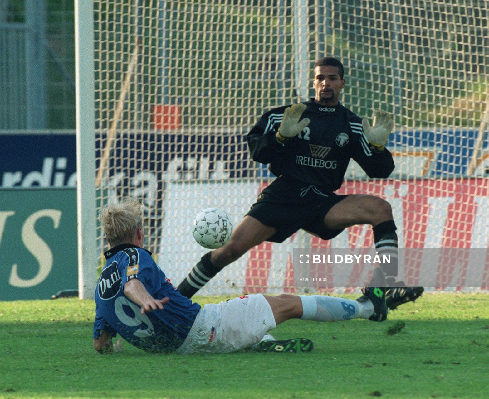 Fotboll  Frederick Enaholo, målvakt Trelleborg (Trelleborgs FF) och Mats Lilienberg, Halmstad BK