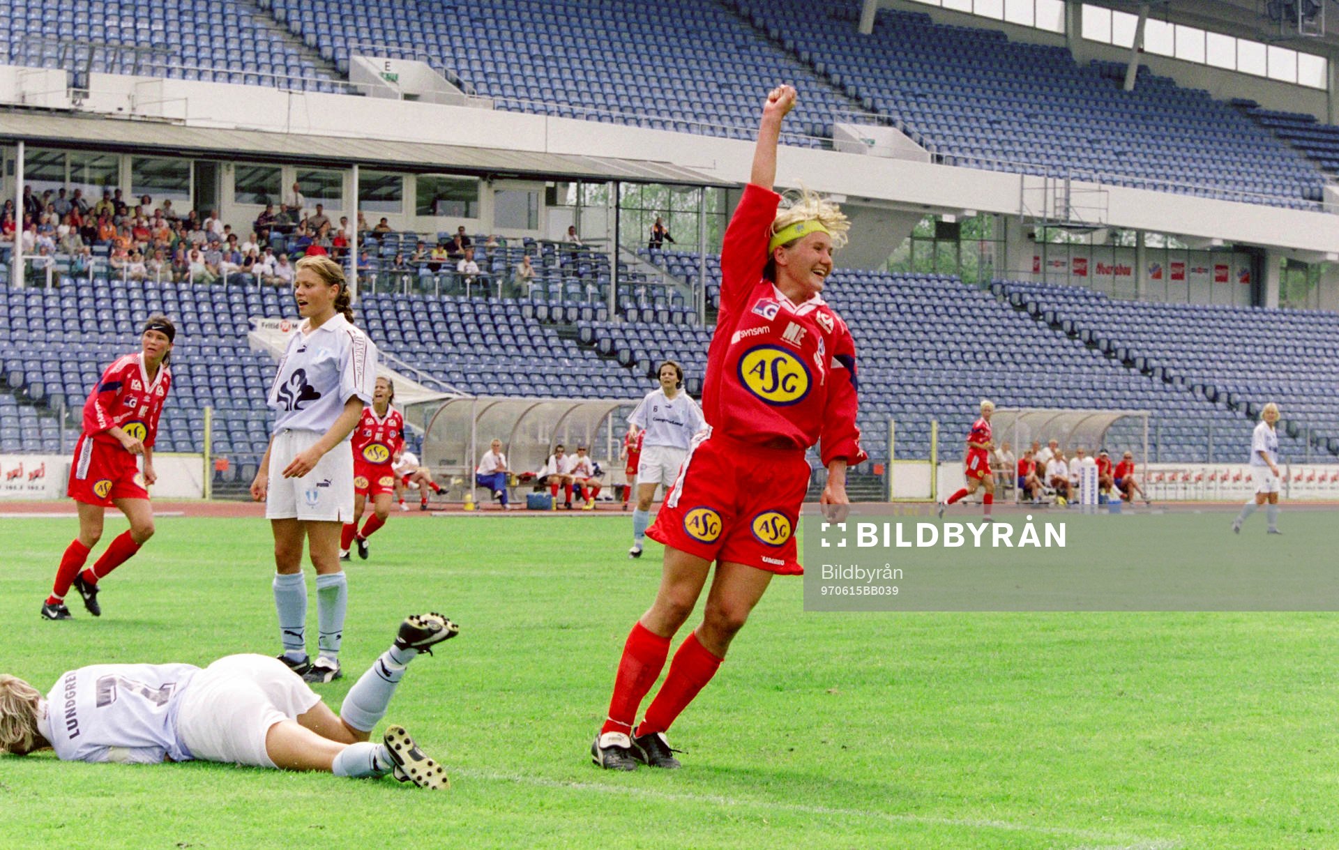 Fotboll, Damallsvenskan, Malmö FF - Älvsjö, 2-3: Julia Carlsson,  Älvsjö jublar efter mål.