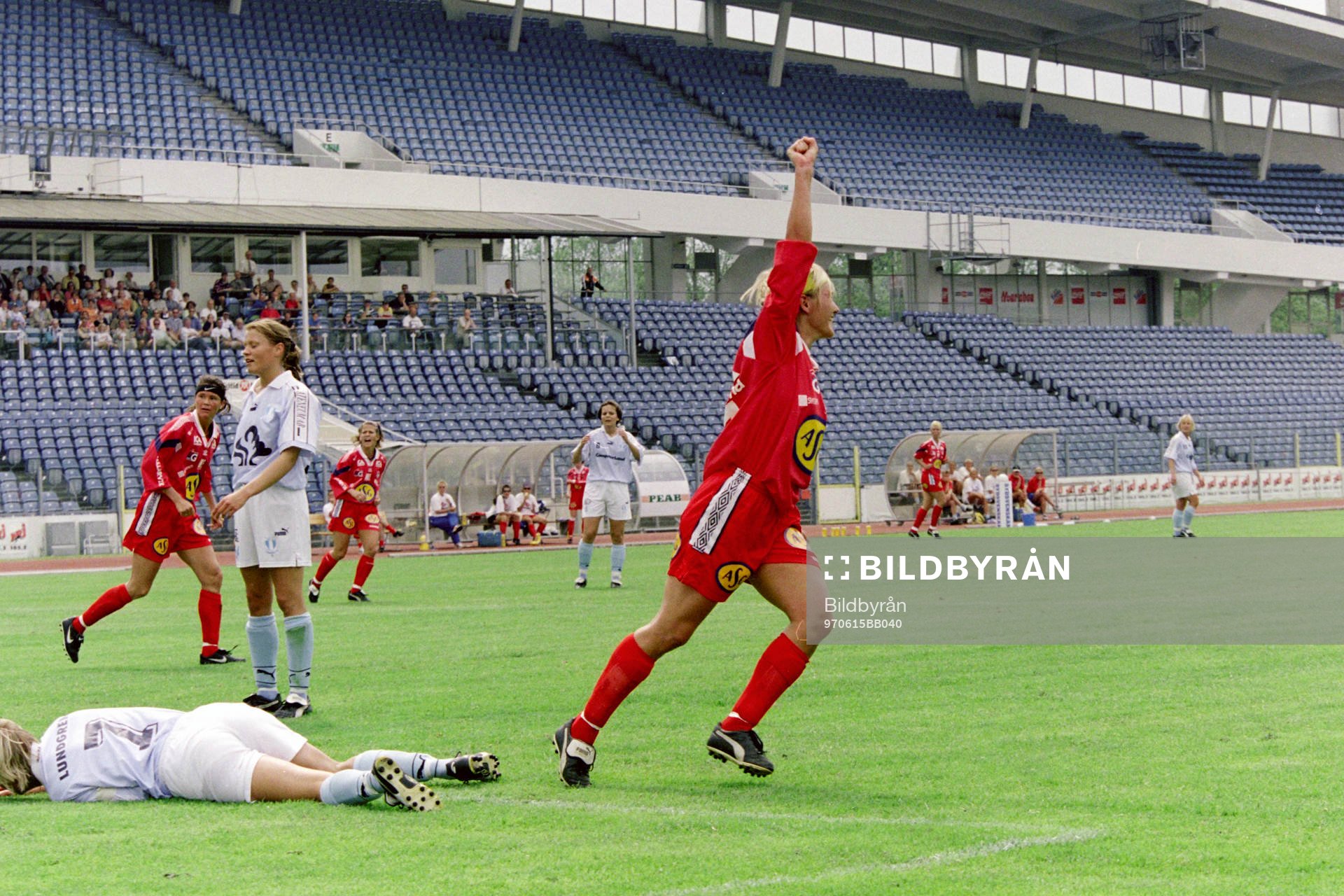 Fotboll, Damallsvenskan, Malmö FF - Älvsjö, 2-3: Julia Carlsson,  Älvsjö jublar efter mål.