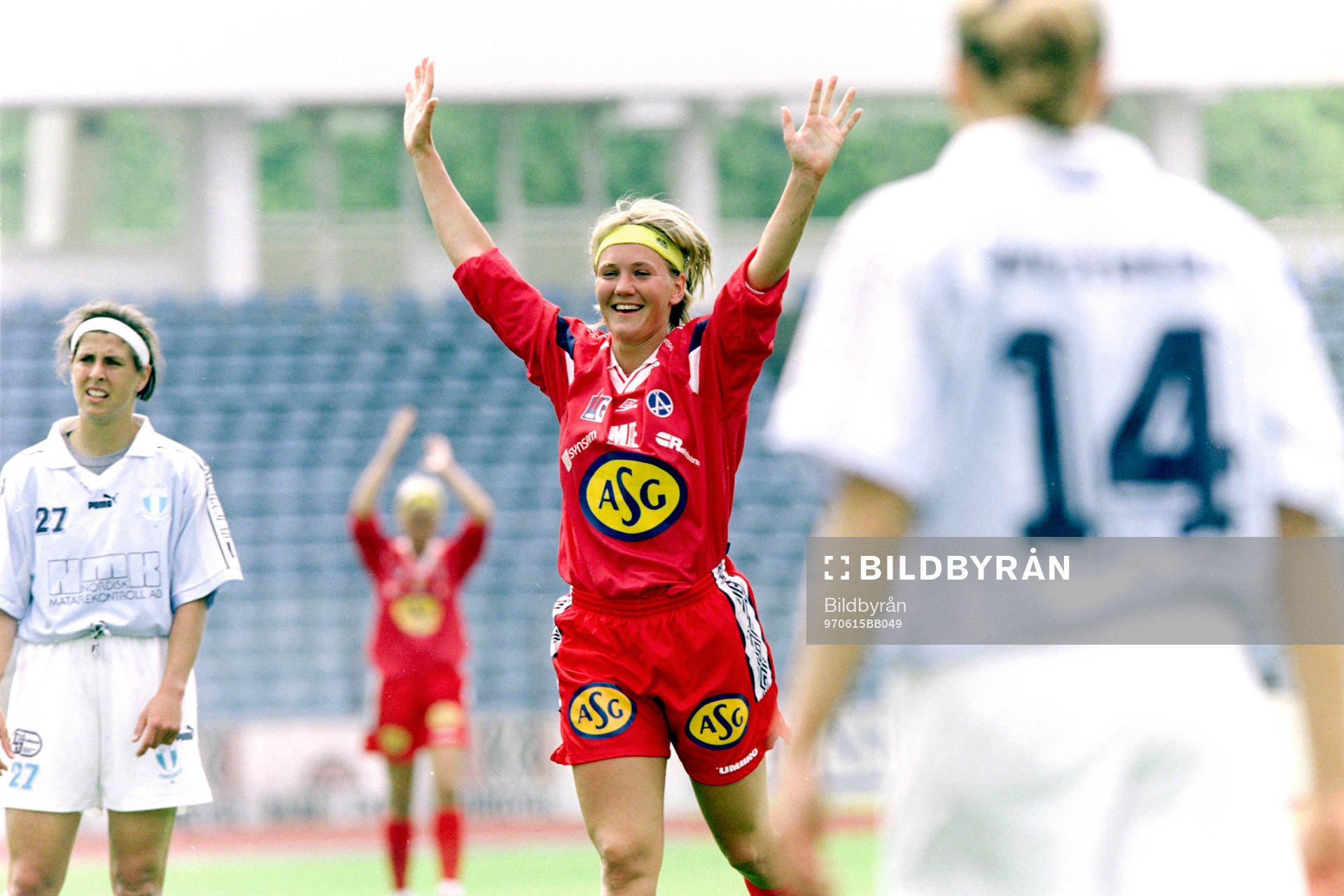 Fotboll, Damallsvenskan, Malmö FF - Älvsjö, 2-3: Julia Carlsson, Älvsjö, jublar. 