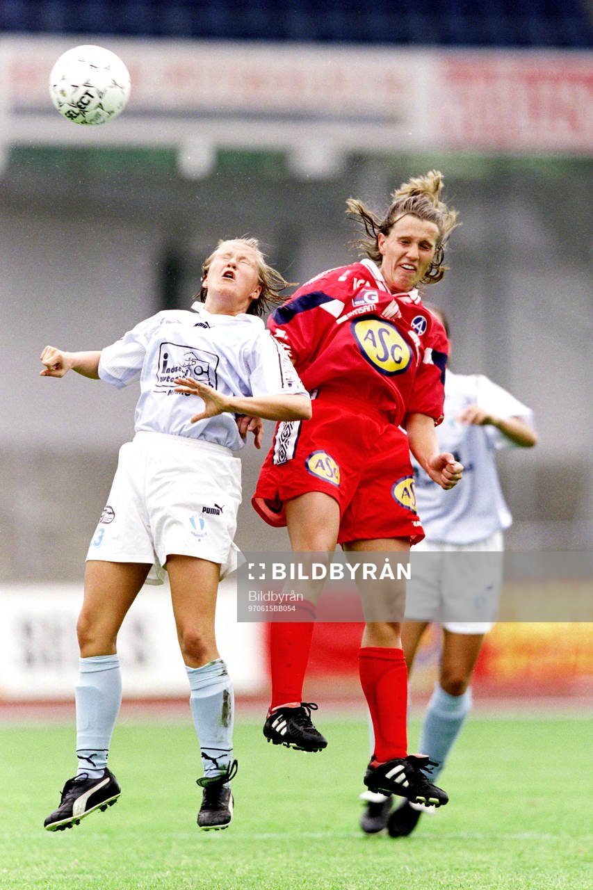 Fotboll, Damallsvenskan, Malmö FF - Älvsjö, 2-3: Malin Andersson, Älvsjö i en nickduell.