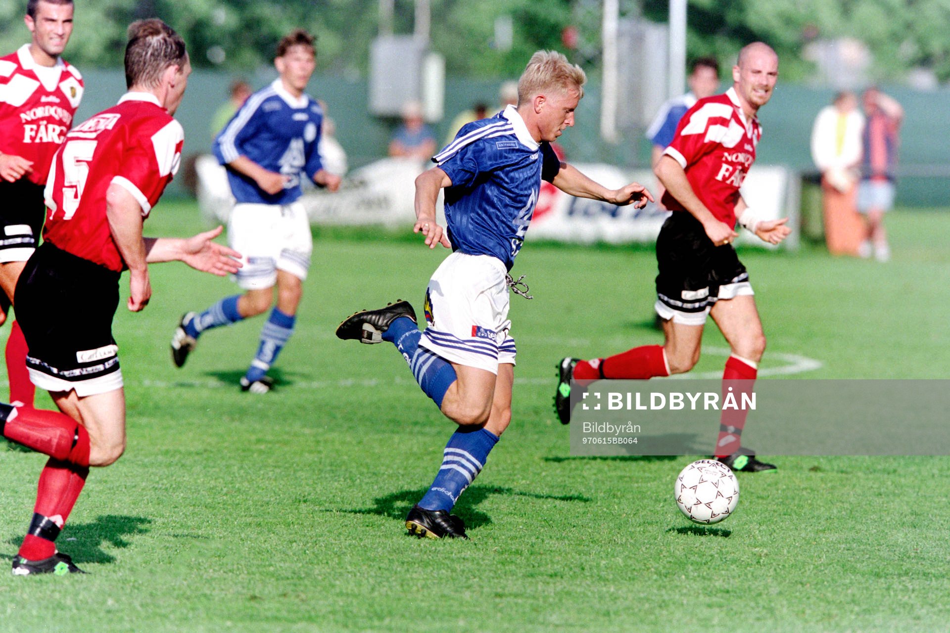 Fotboll, Div 1 Norra, Vasalund - GIF Sundsvall, 3-0: Magnus Henrysson, Sundsvall med bollen.
